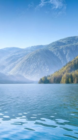 Gran lago con bosque en montañas Fondo de pantalla