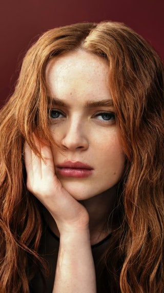 Sadie Sink by Armani Beauty Wallpaper