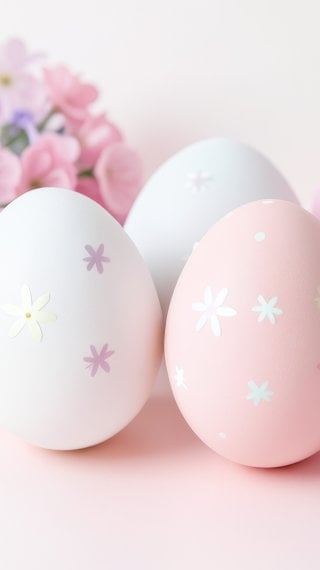 Huevos de Pascua aesthetic con flores en tonos rosa y lavanda Fondo de pantalla