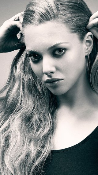 Amanda Seyfried grayscale Wallpaper