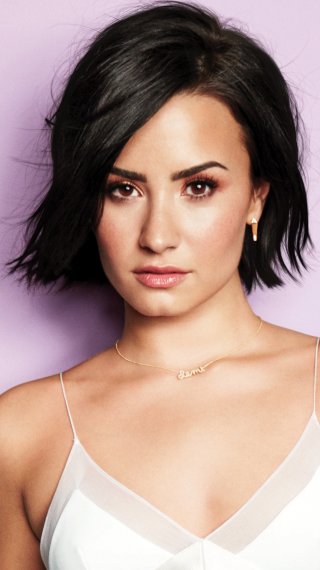 Demi Lovato con el cabello corto Fondo de pantalla