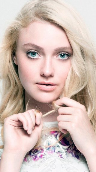 Dakota Fanning with a lock in her hands Wallpaper