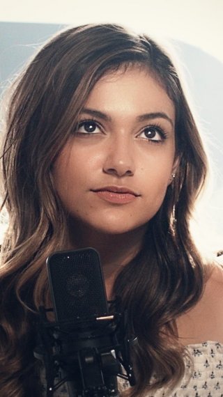 Bethany Mota singing Flashlight of Pitch Perfect 2 Wallpaper