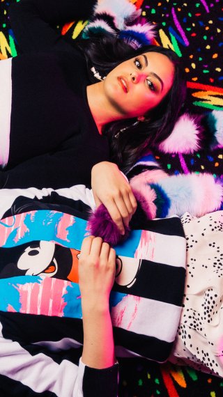 Lili Reinhart y Camila Mendes con ropa Retro Fondo de pantalla