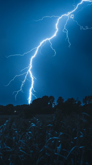 Lightning in cloudy sky Wallpaper