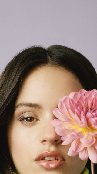 Rosalía with flower Wallpaper