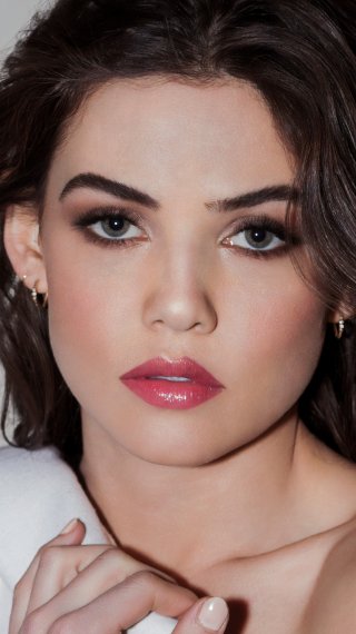 Danielle Campbell maquillada Fondo de pantalla