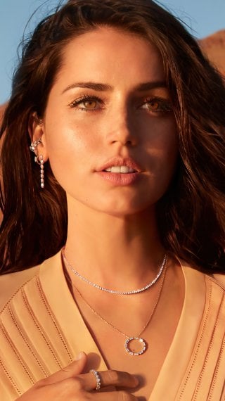 Ana de Armas en las montañas Fondo de pantalla