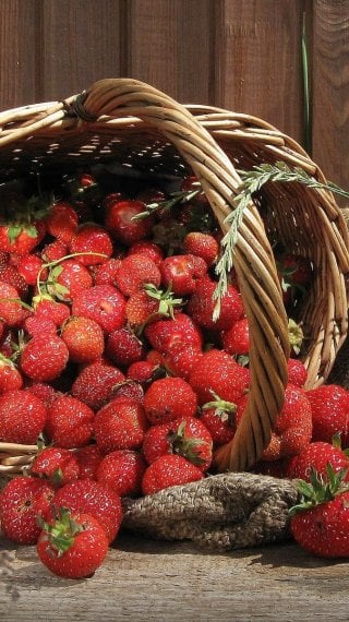 Strawberries in a basket Wallpaper