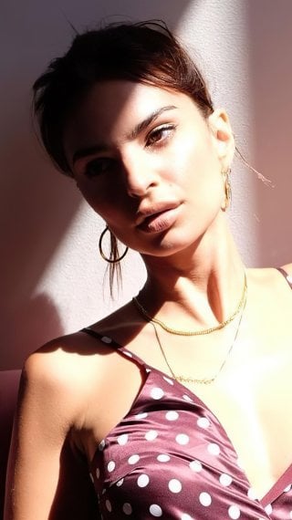Emily Ratajkowski at sunlight Wallpaper