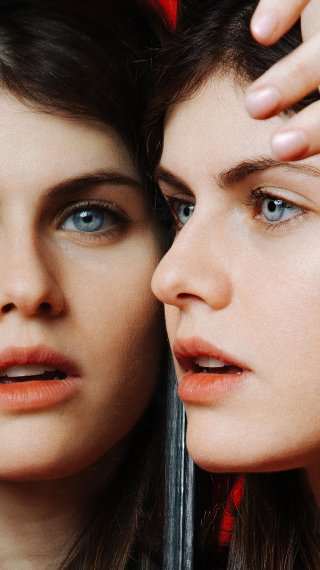 Alexandra Daddario infront of mirror Wallpaper