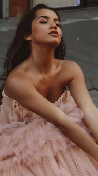 Isabela Merced con vestido rosa Fondo de pantalla