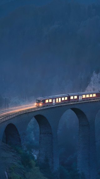 Train coming out of tunnel Wallpaper