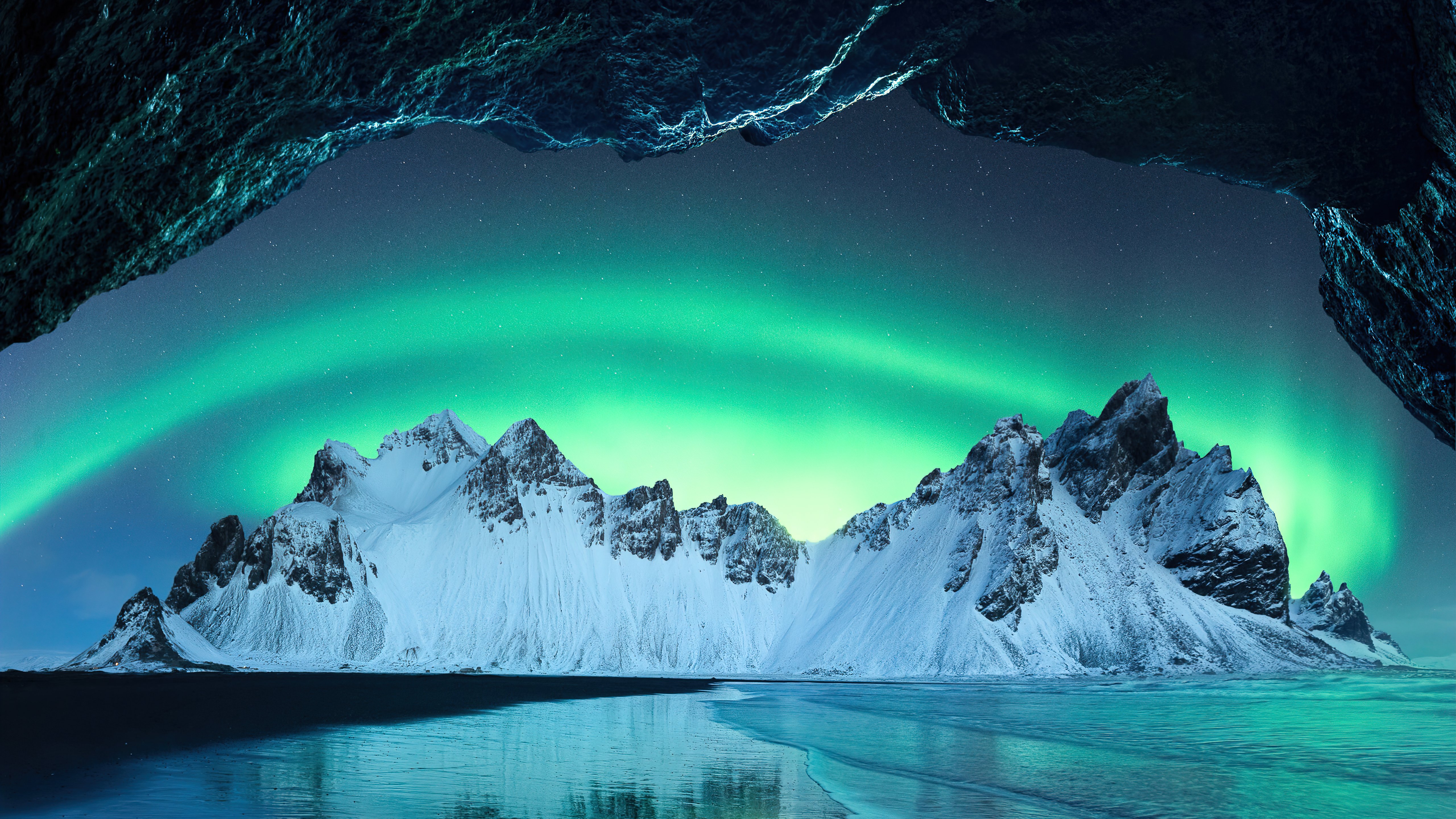 Wallpaper Aurora Borealis in the mountains of Iceland