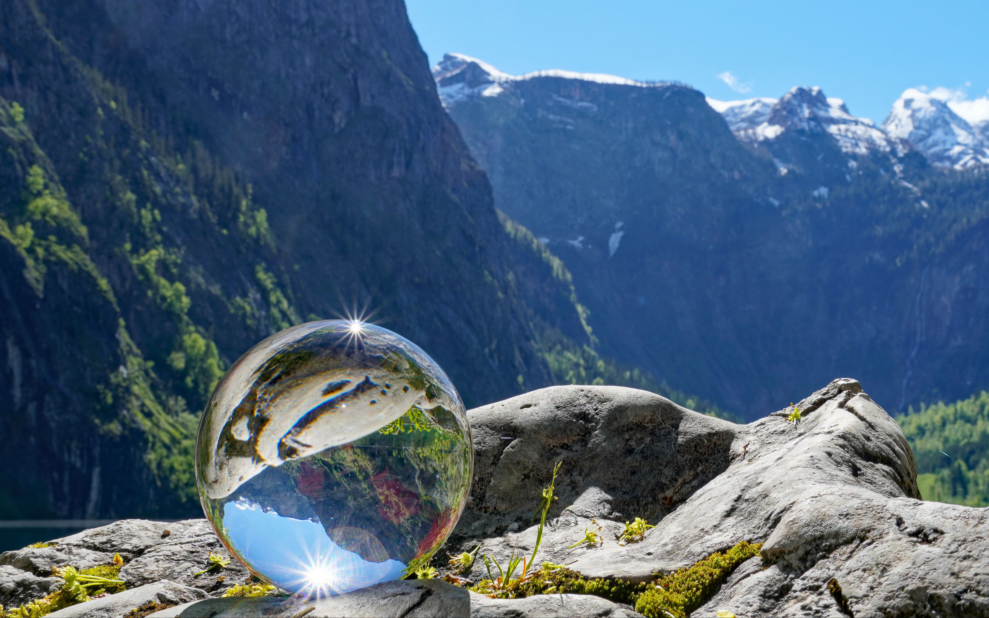 Fondos de pantalla Glass ball reflecting the mountains
