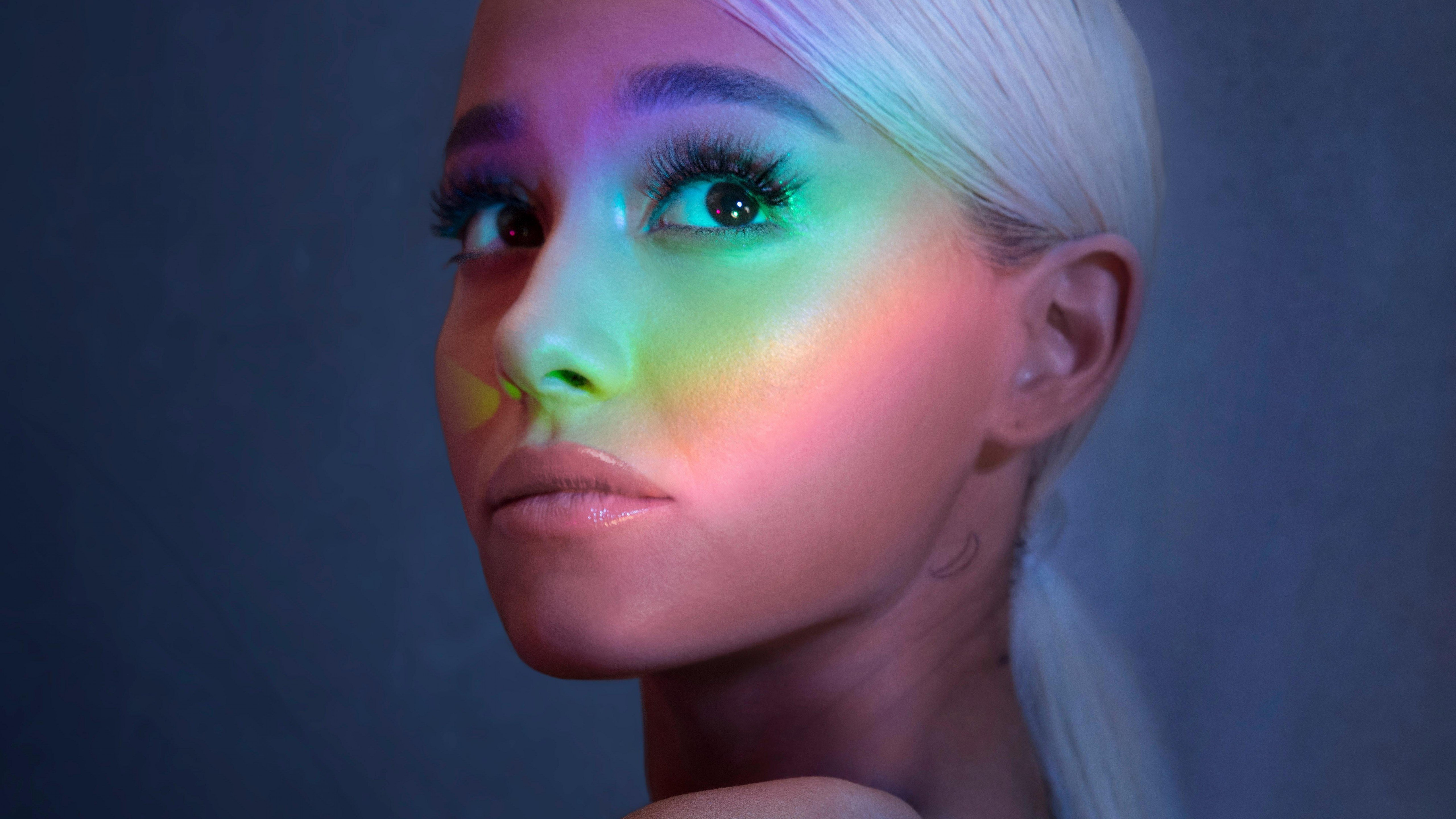 Fondos de pantalla Cara de Ariana Grande con colores