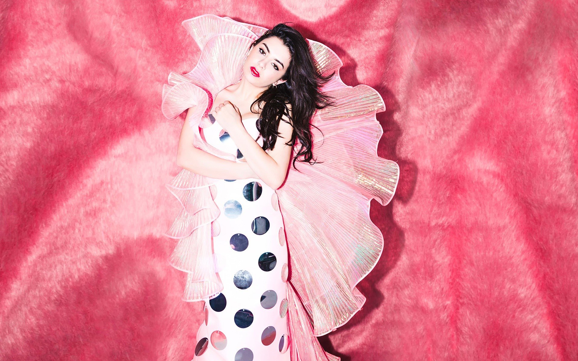 Wallpaper Charli XCX in pink