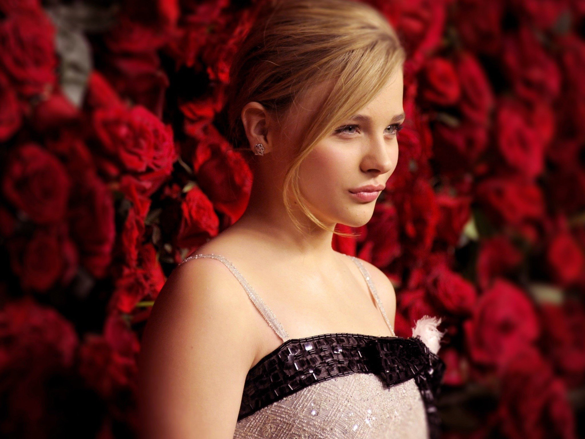 Wallpaper Chloe Moretz and roses in the background