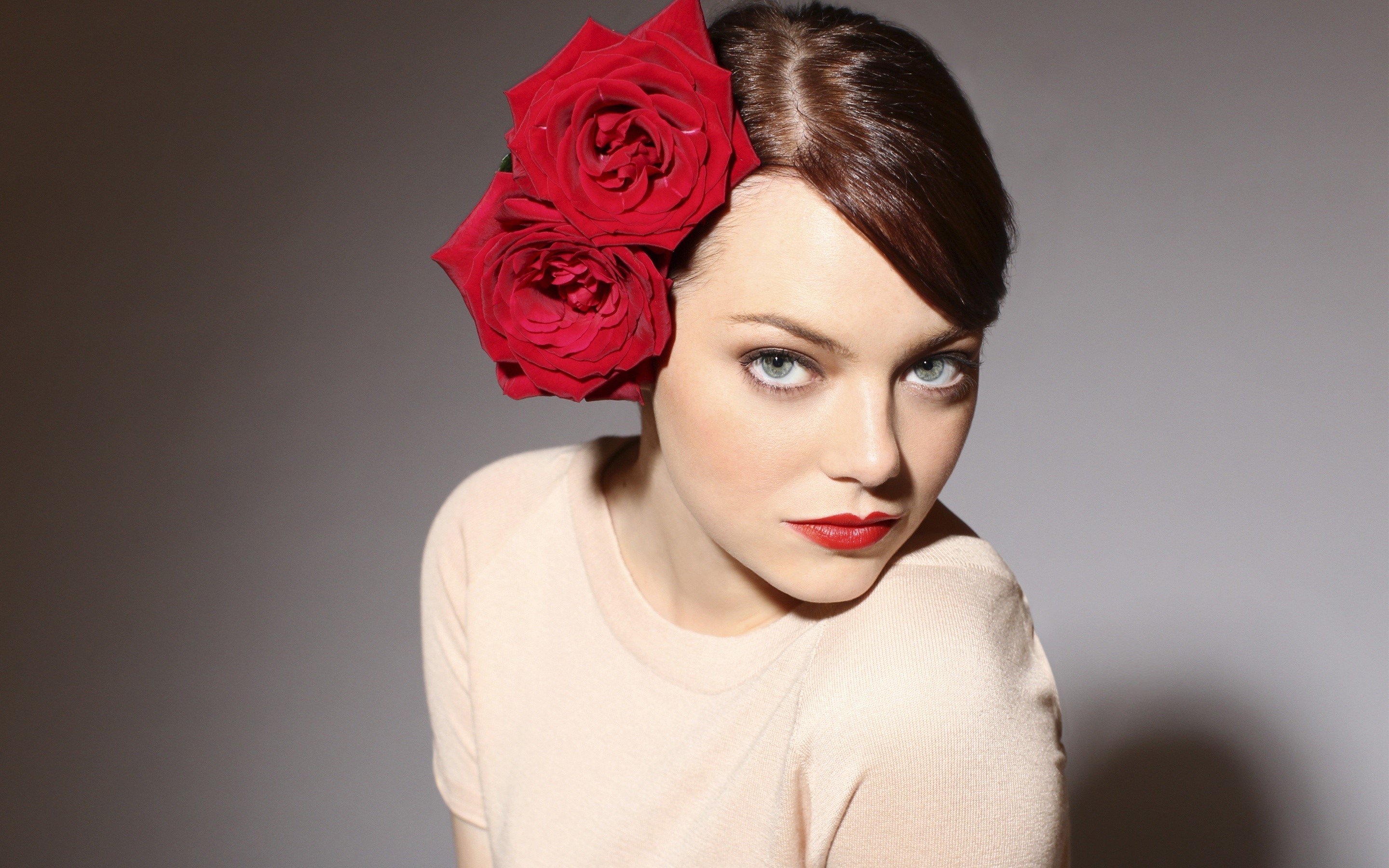 Wallpaper Emma Stone with a headdress of roses