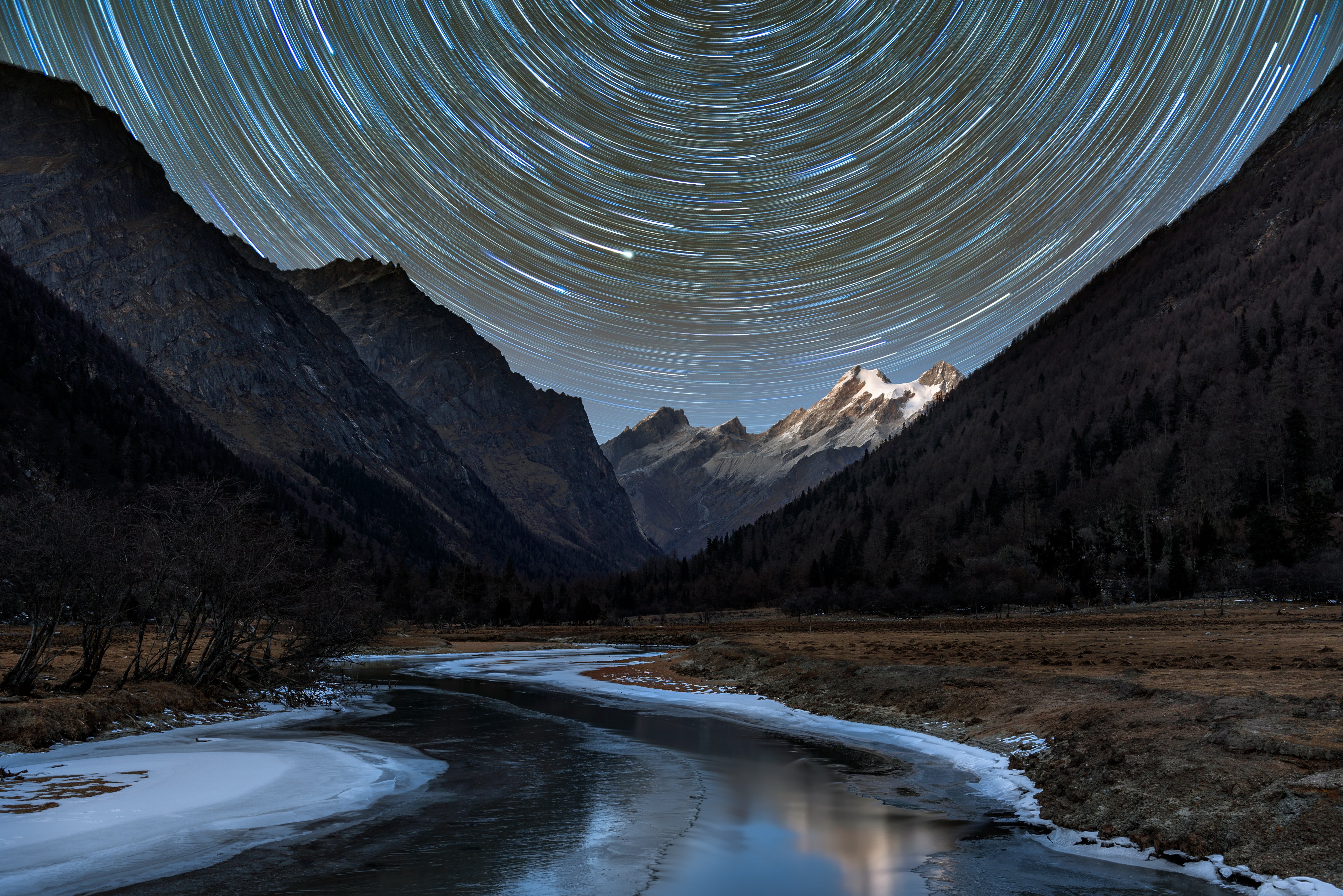 Wallpaper Stars in swirl in mountain landscape