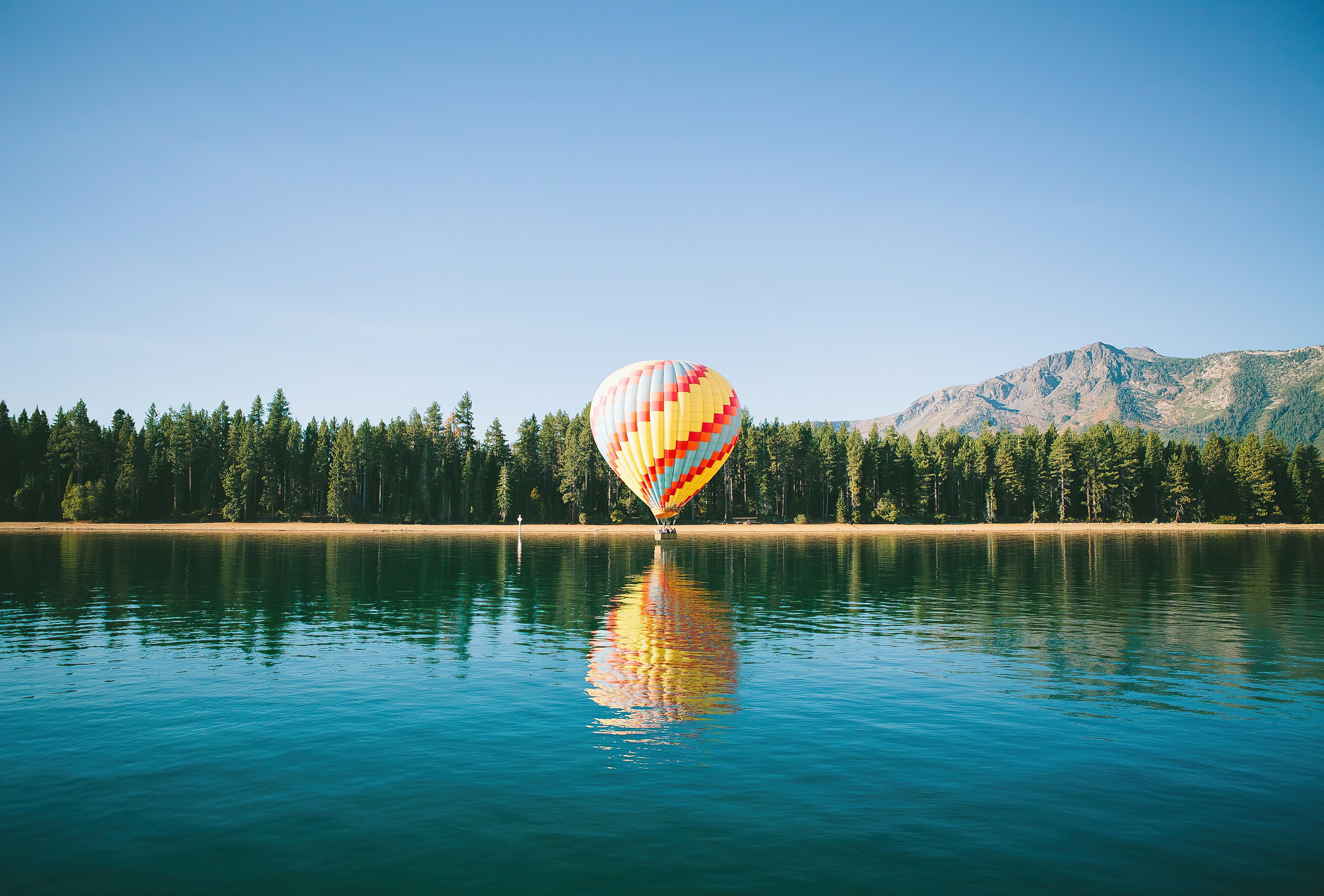 Wallpaper Hot air balloon in lake