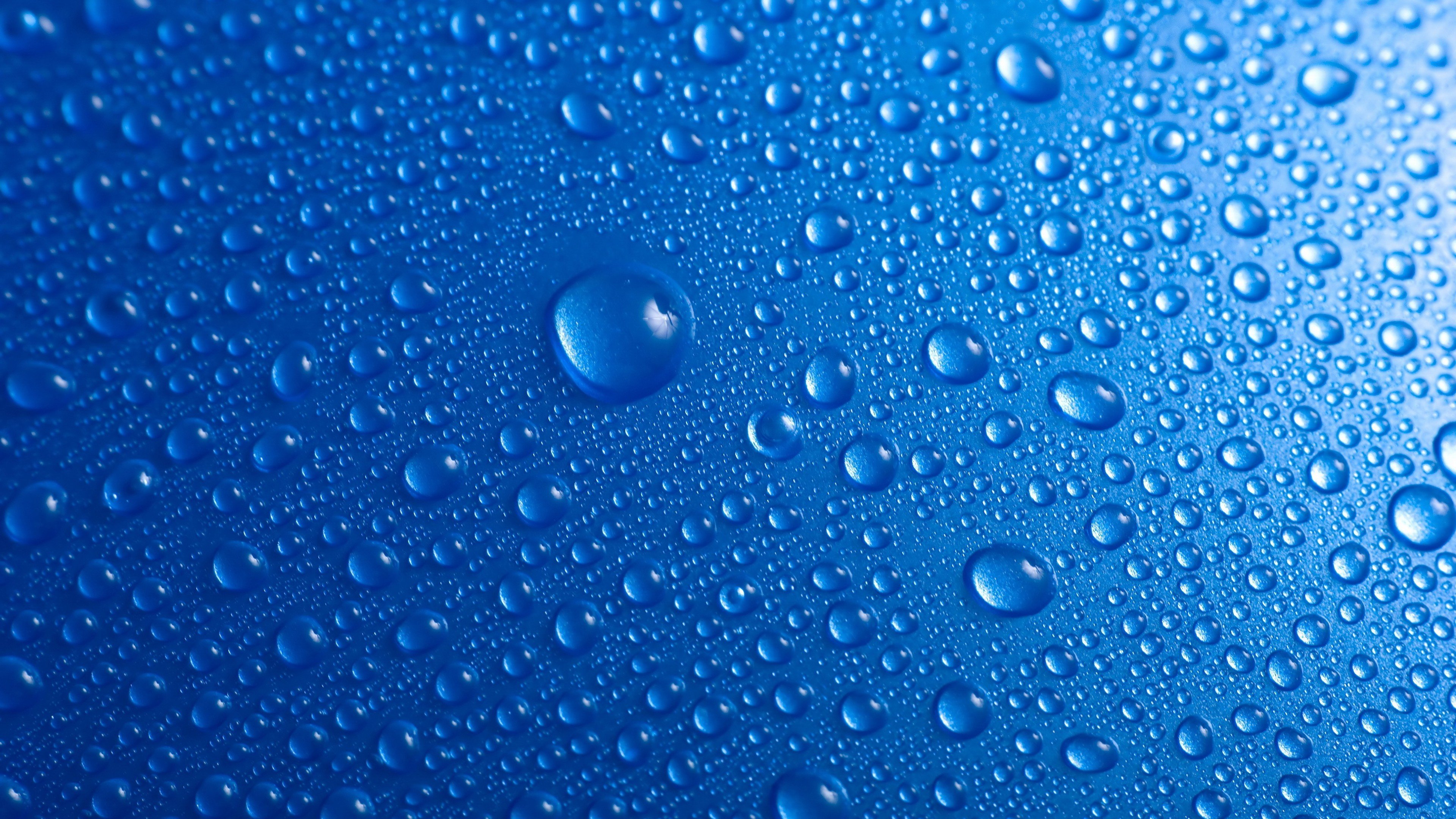 Fondos de pantalla Gotas de agua en fondo azul