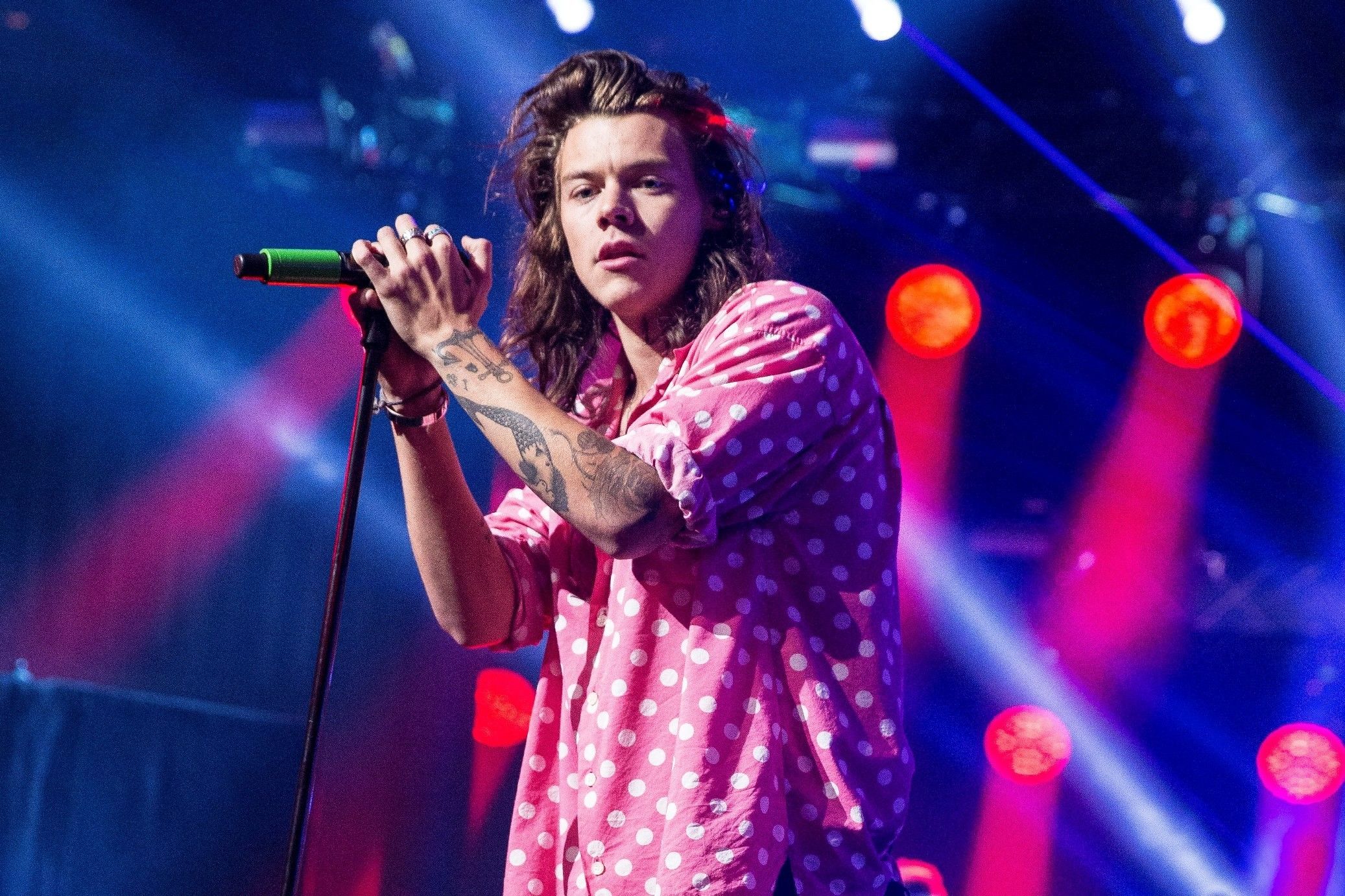 Wallpaper Harry Styles in the stage