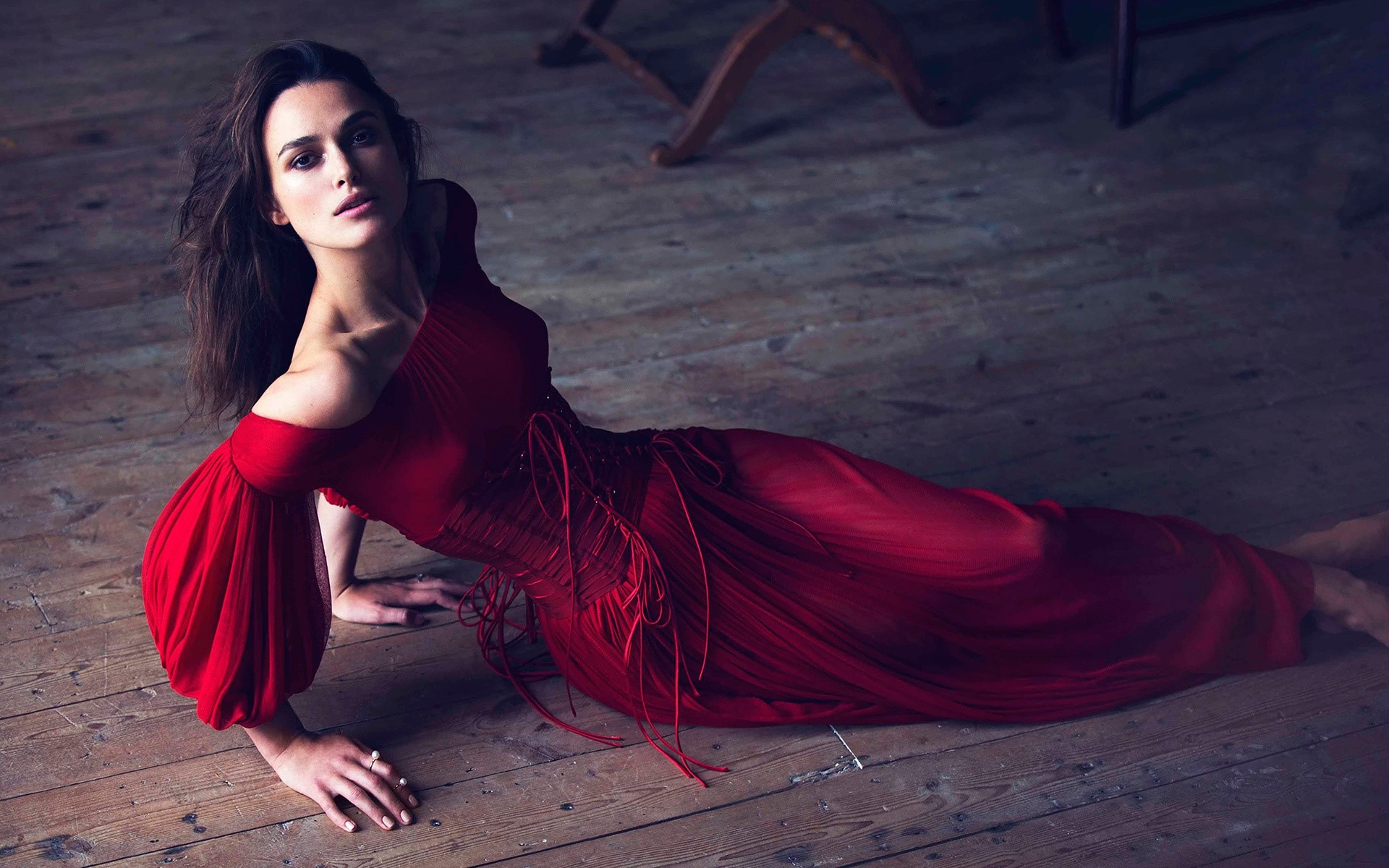 Fondos de pantalla Keira Knightley in a red dress