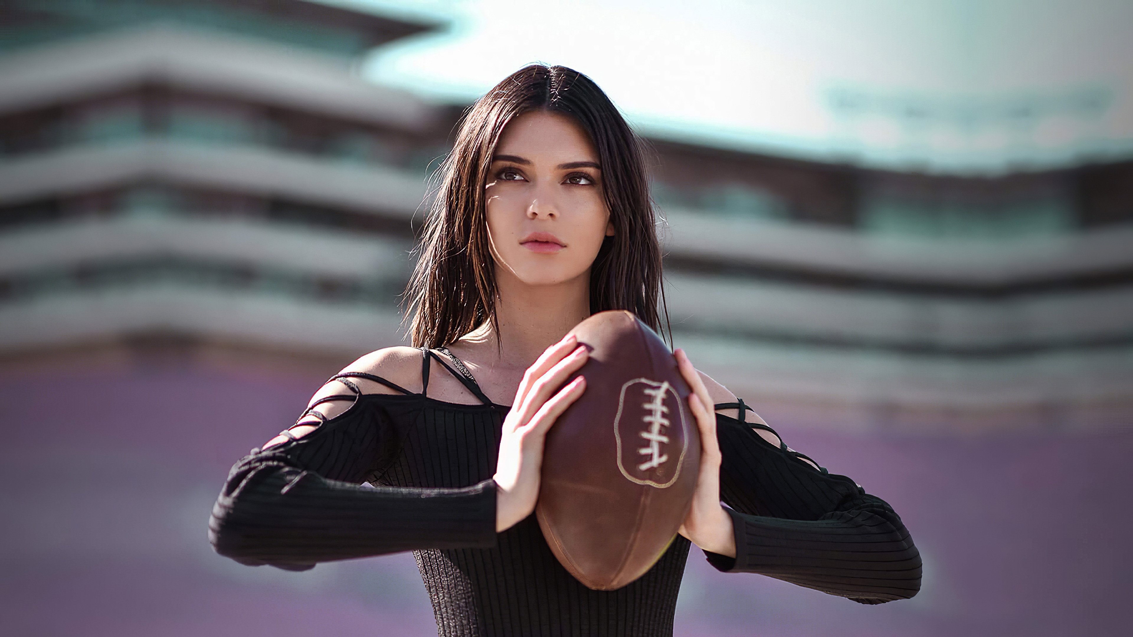 Fondos de pantalla Kendall Jenner con balon de futbol americano
