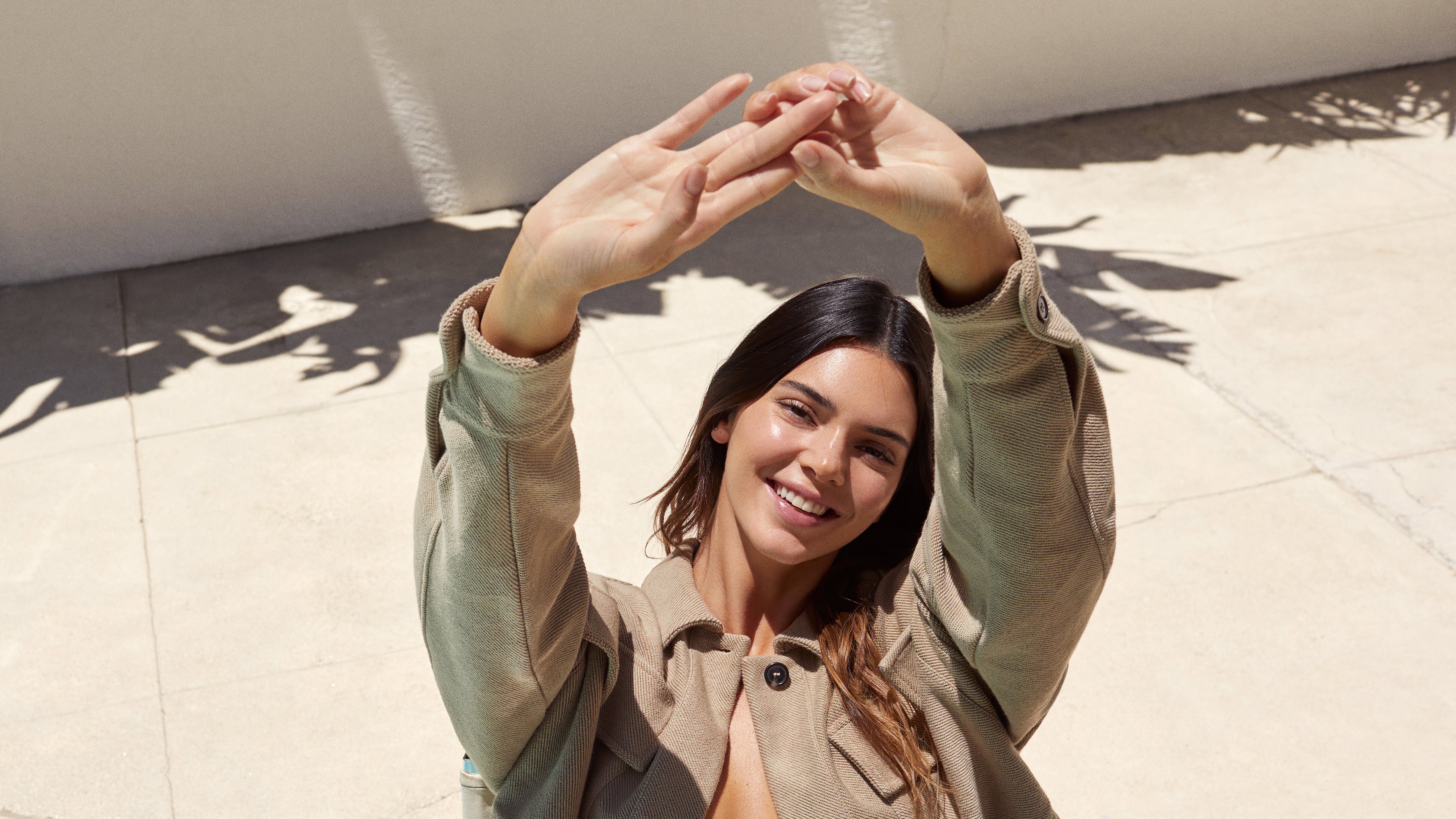 Wallpaper Kendall Jenner sonriendo al sol