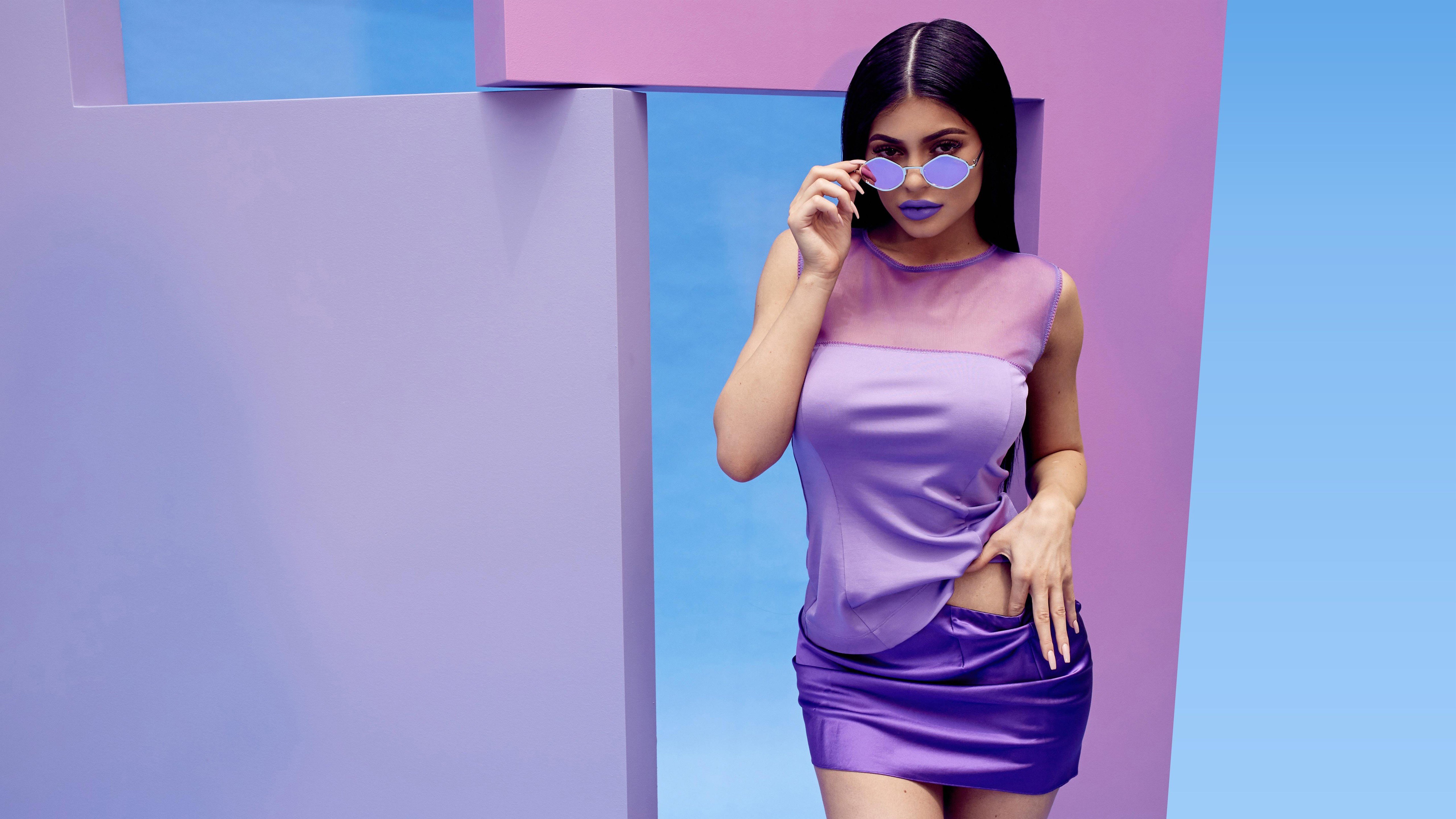 Wallpaper Kylie Jenner Blue and Purple delight