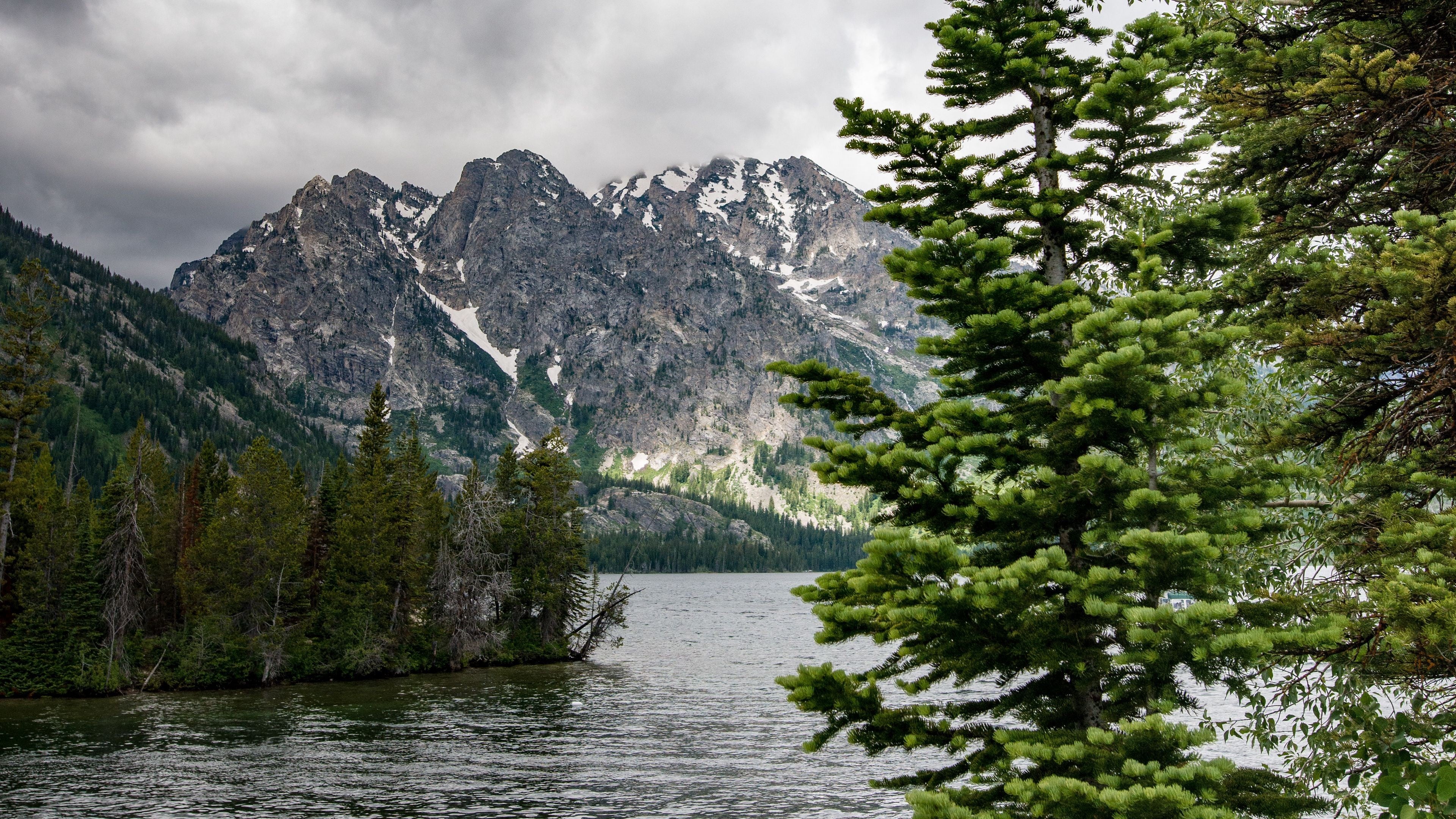 Fondos de pantalla Lago entre las montañas del bosque