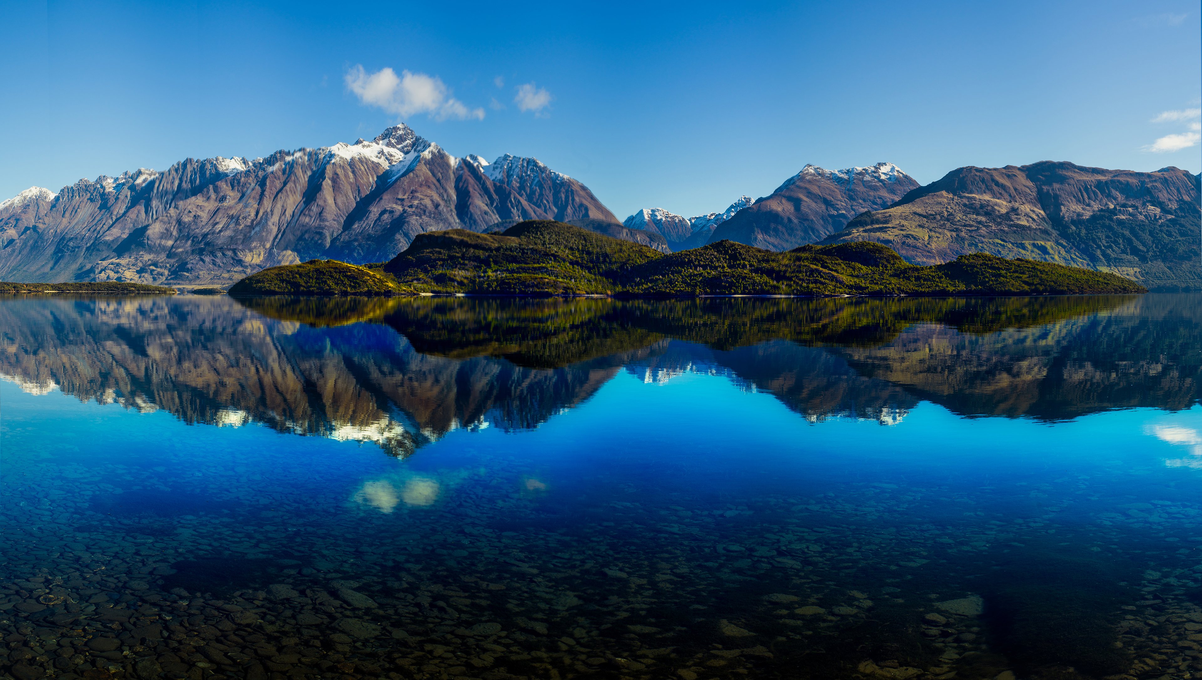 Fondos de pantalla Lago reflejando montañas