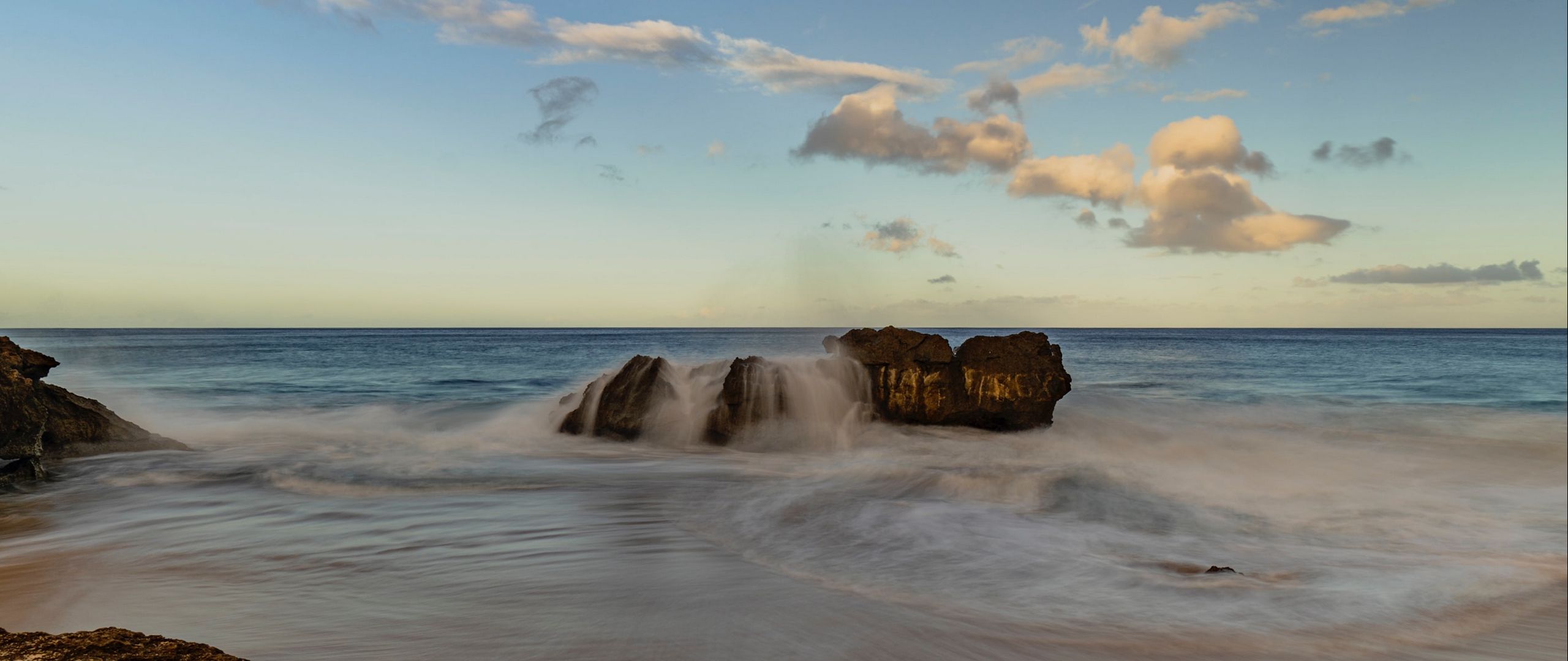Fondos de pantalla Las olas chocando con rocas en la playa