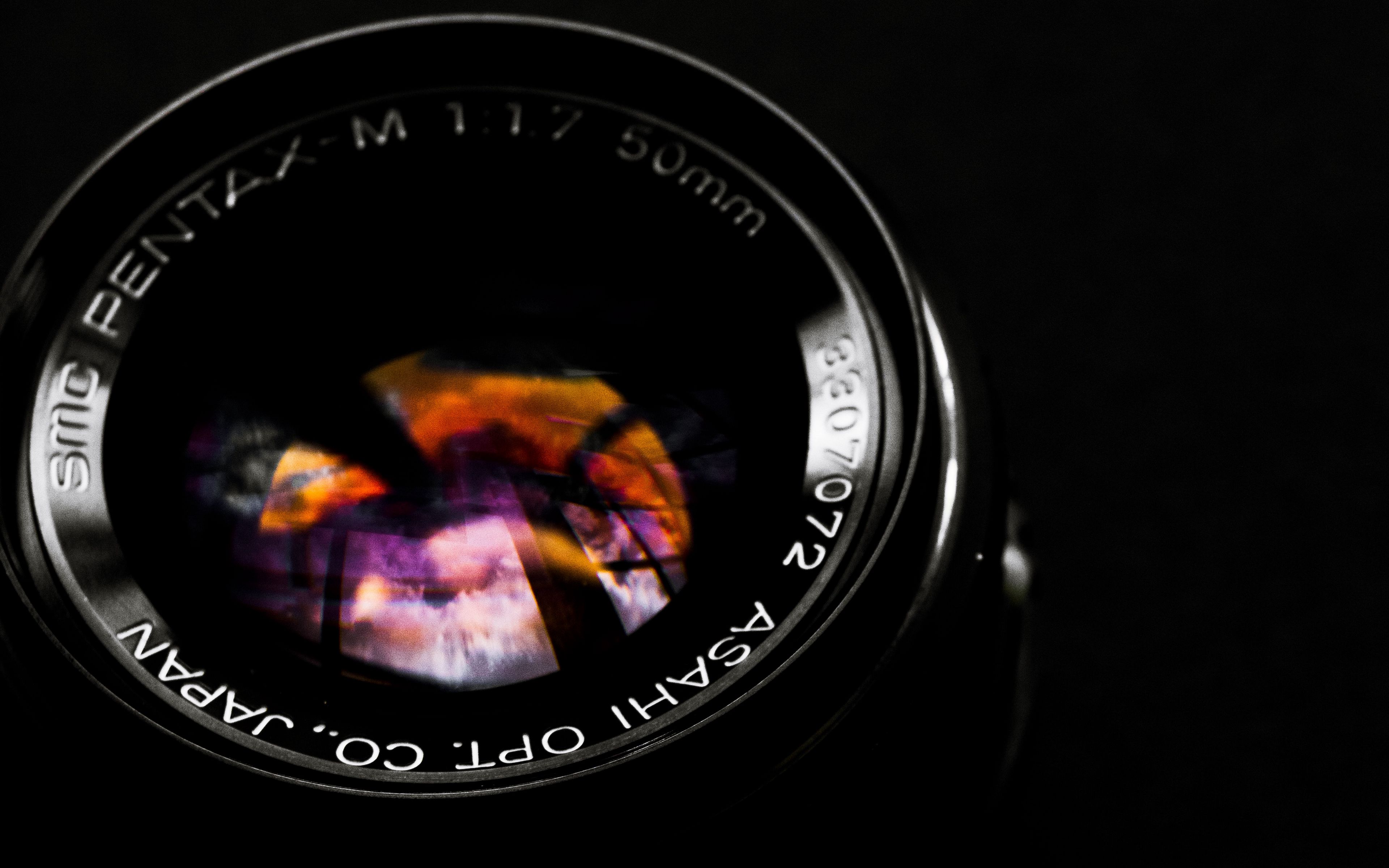 Wallpaper Camera lens in the dark