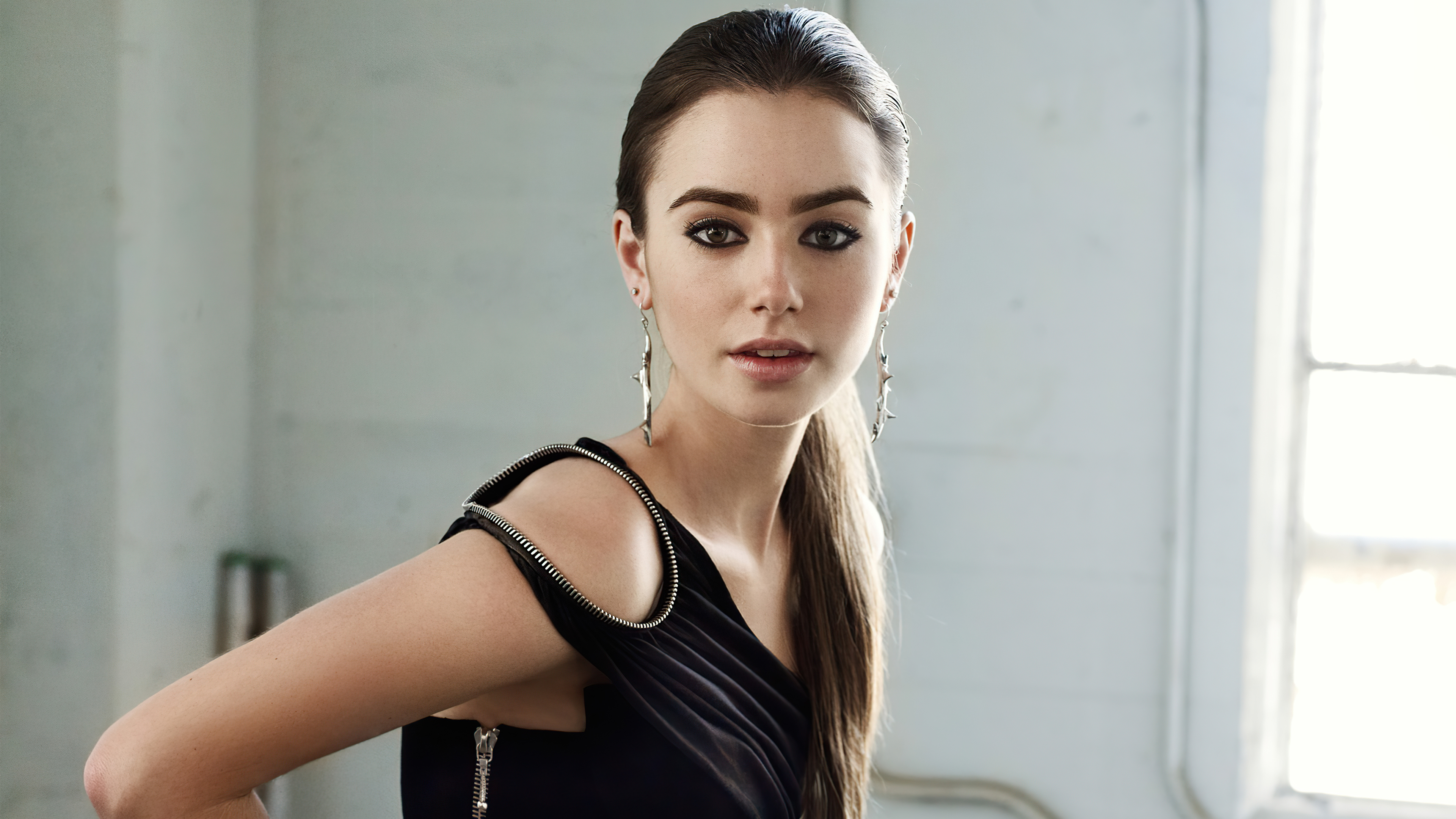 Fondos de pantalla Lily Collins con vestido negro