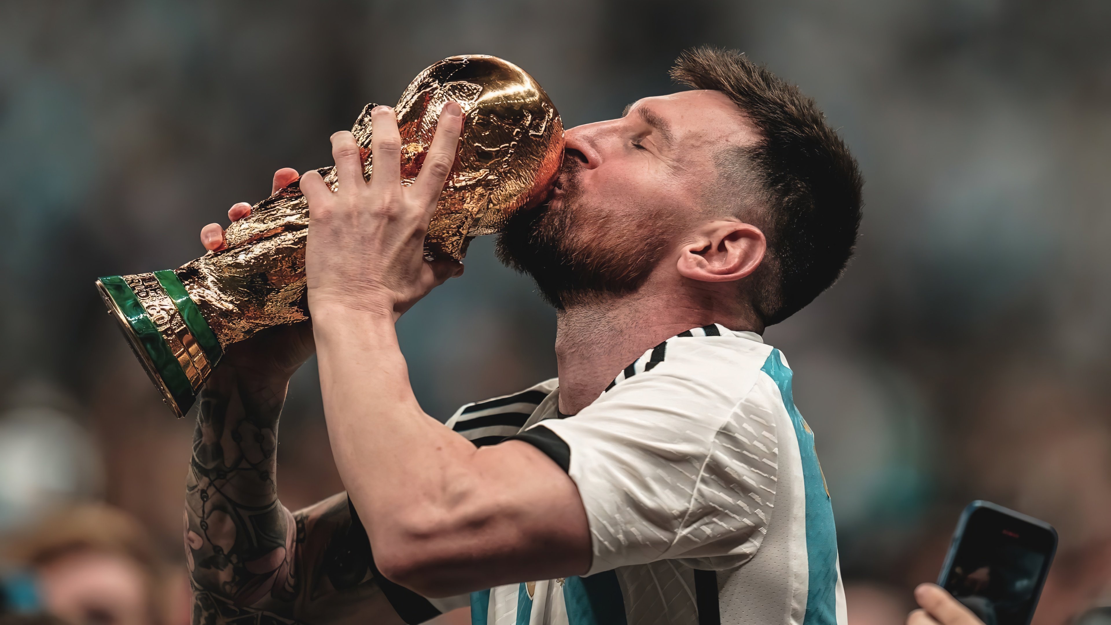 Fondos de pantalla Lionel Messi con trofeo Copa Mundial FIFA