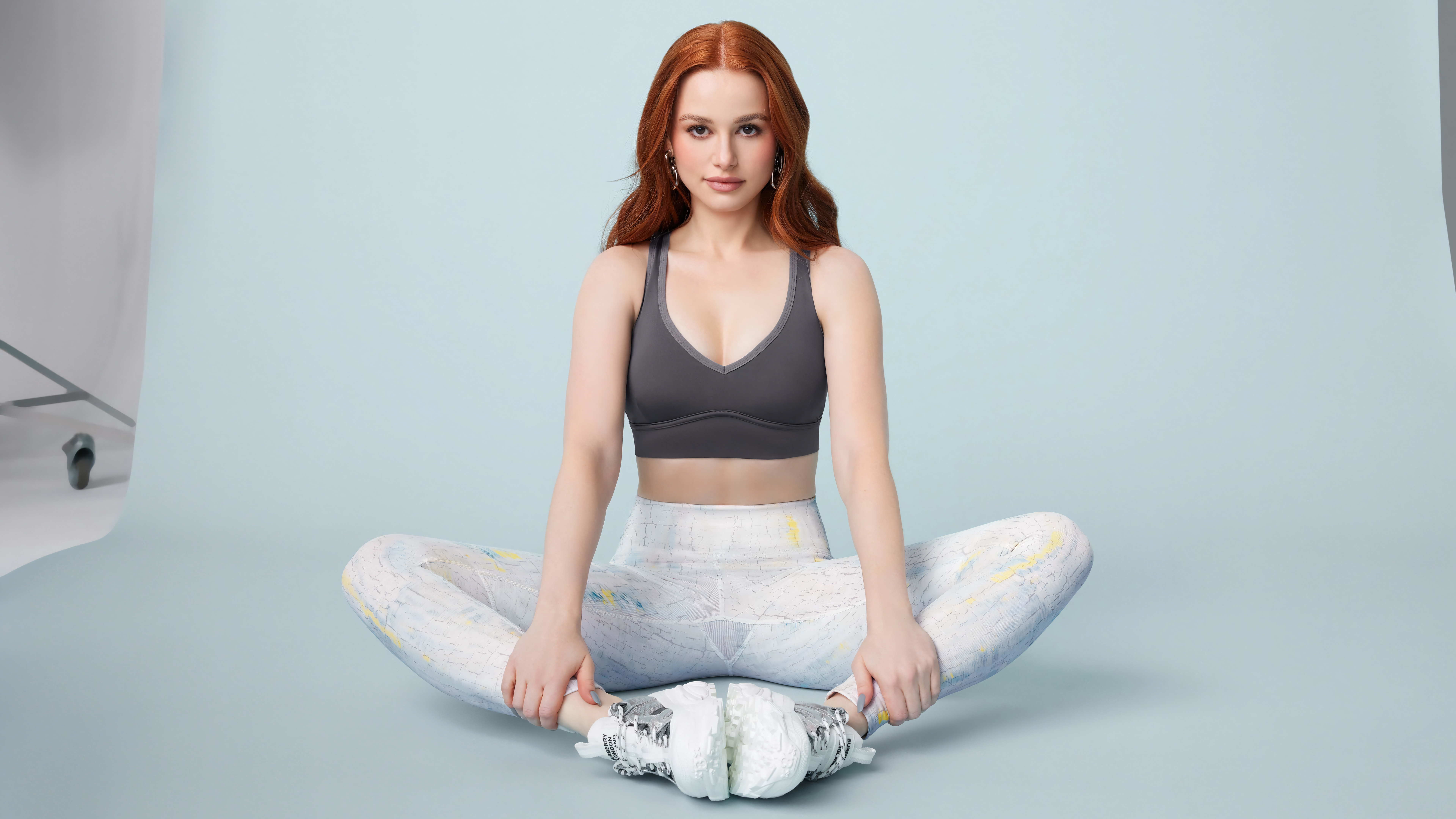 Fondos de pantalla Madelaine Petsch con ropa deportiva