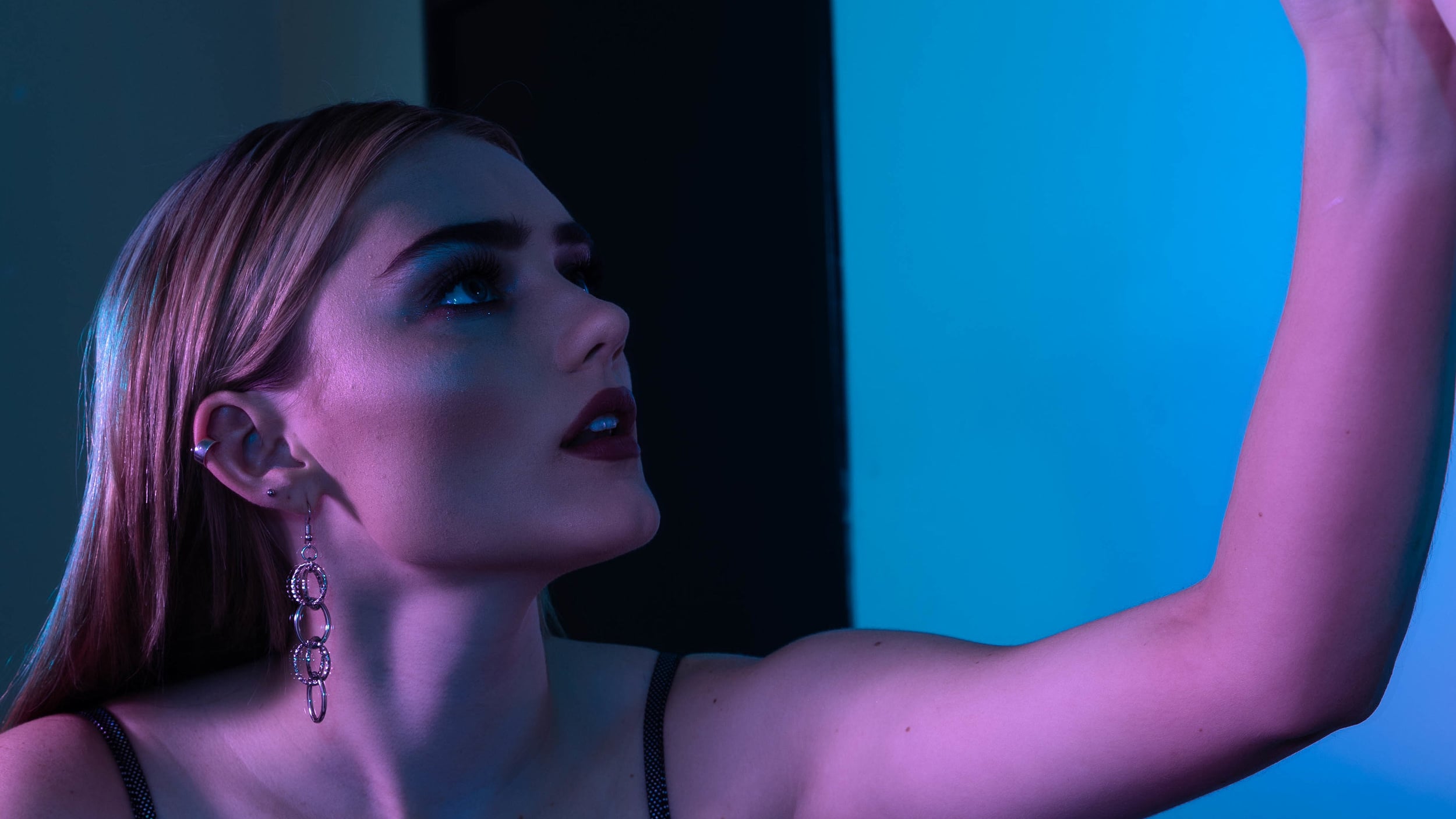 Fondos de pantalla Meg Donnelly with make up on