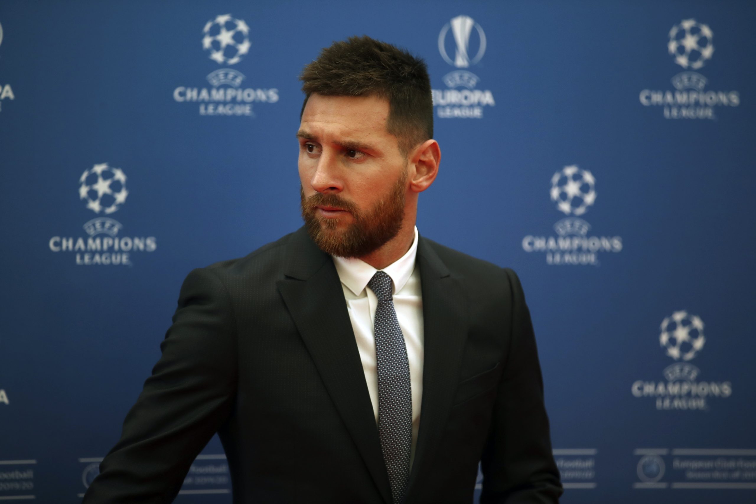 Fondos de pantalla Messi con traje