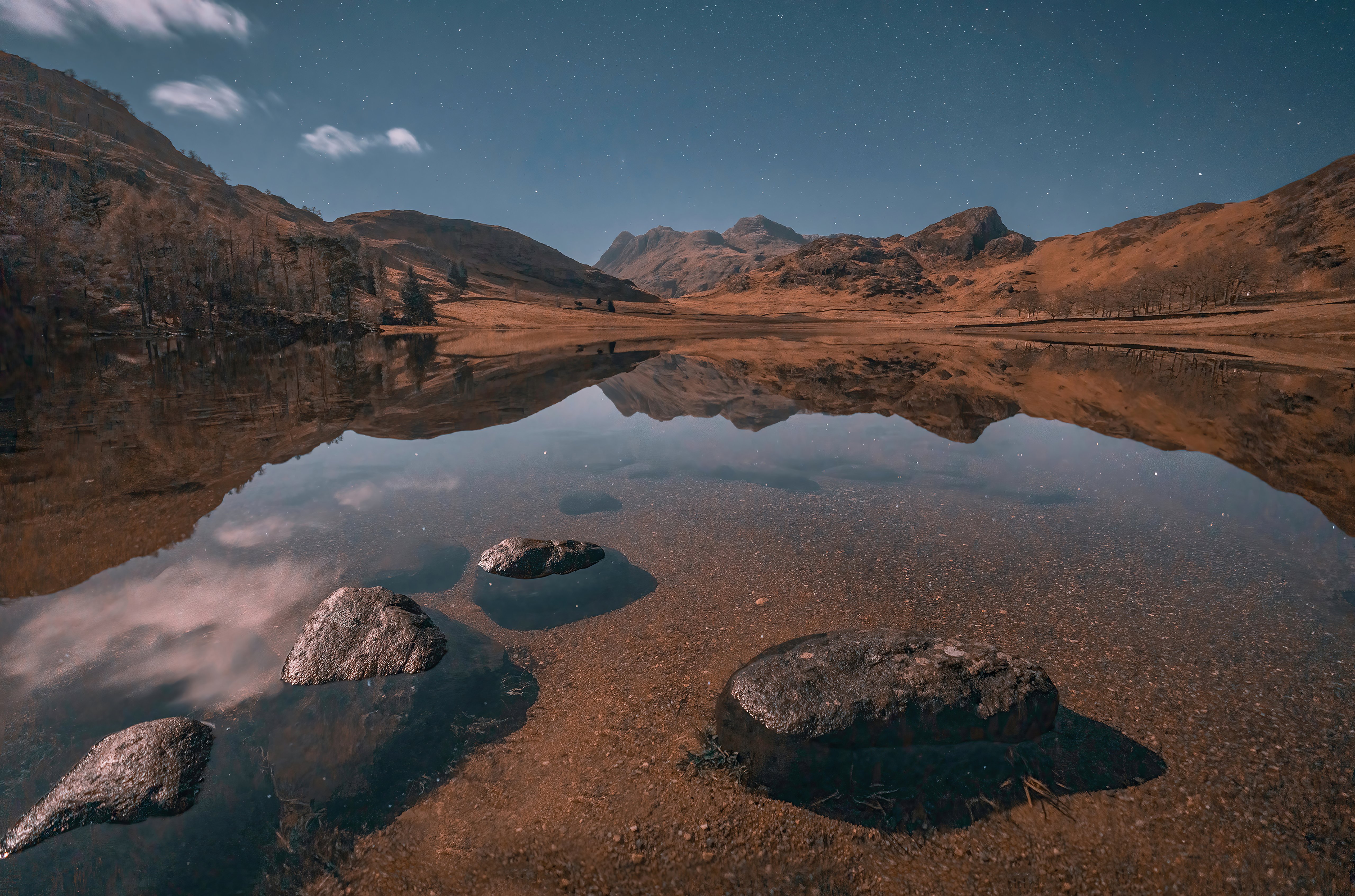 Fondos de pantalla Montañas reflejadas en pequeño lago