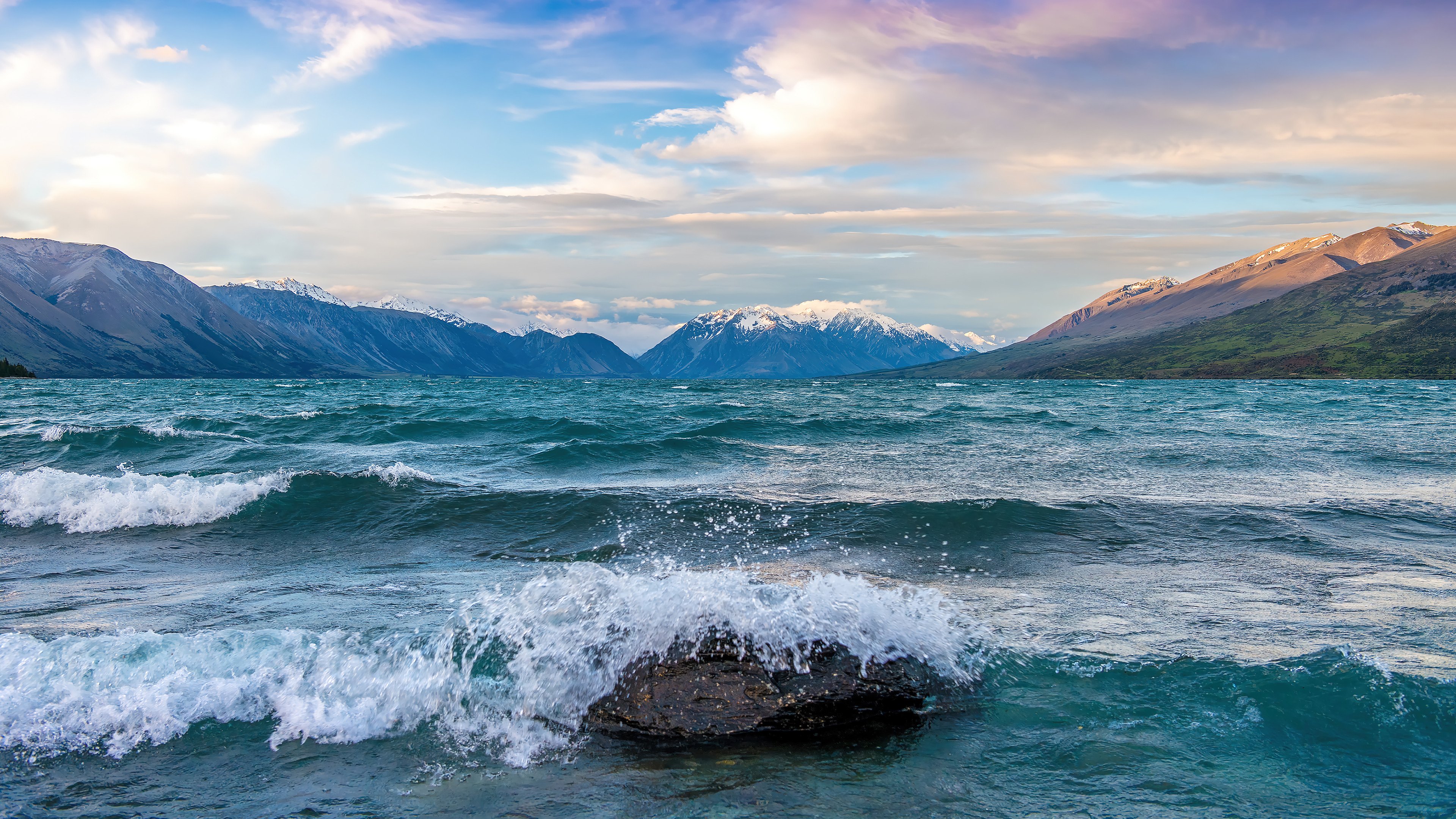 Wallpaper Waves in lake Ohau in New Zeland