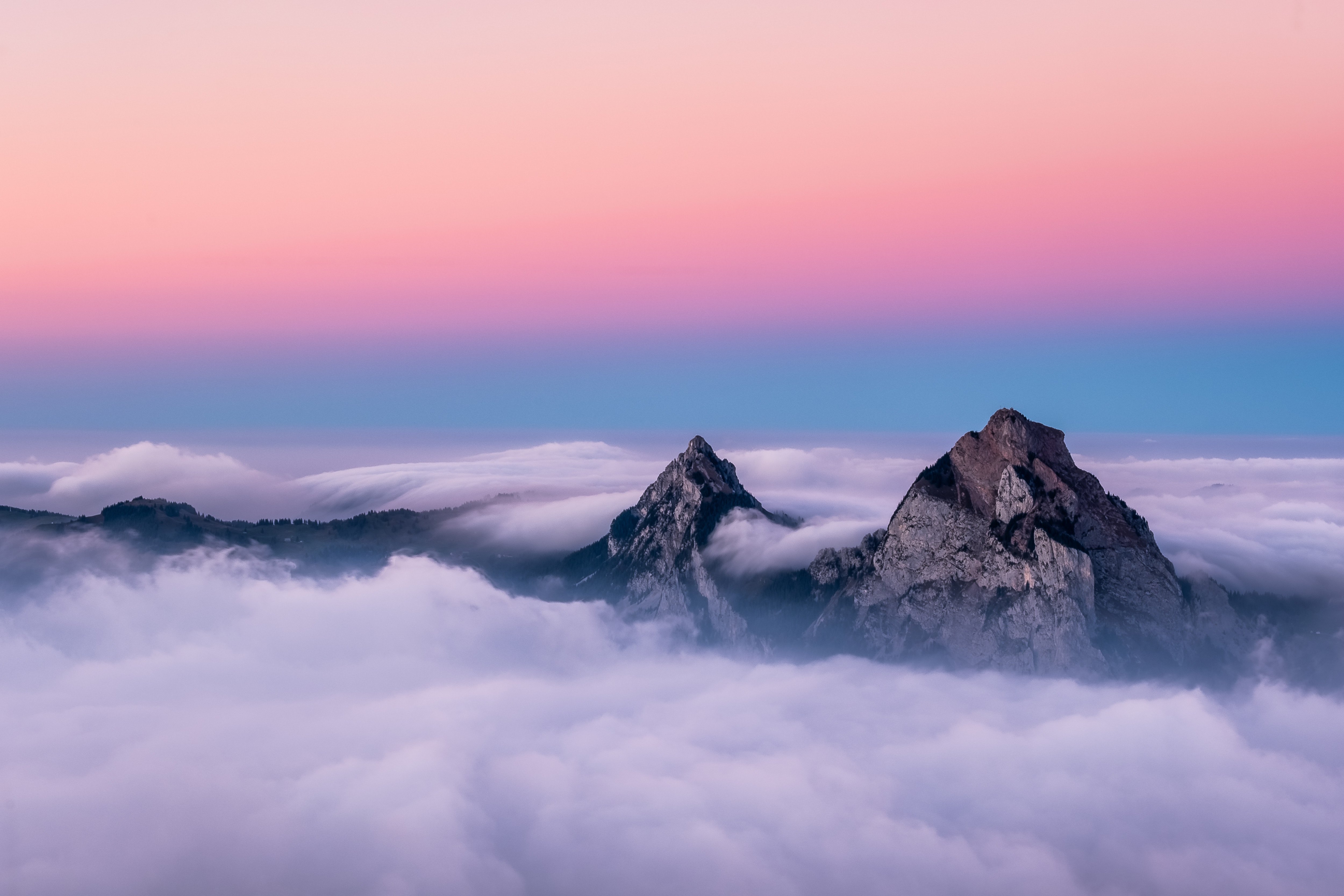 Fondos de pantalla Picos de montañas en las nubes