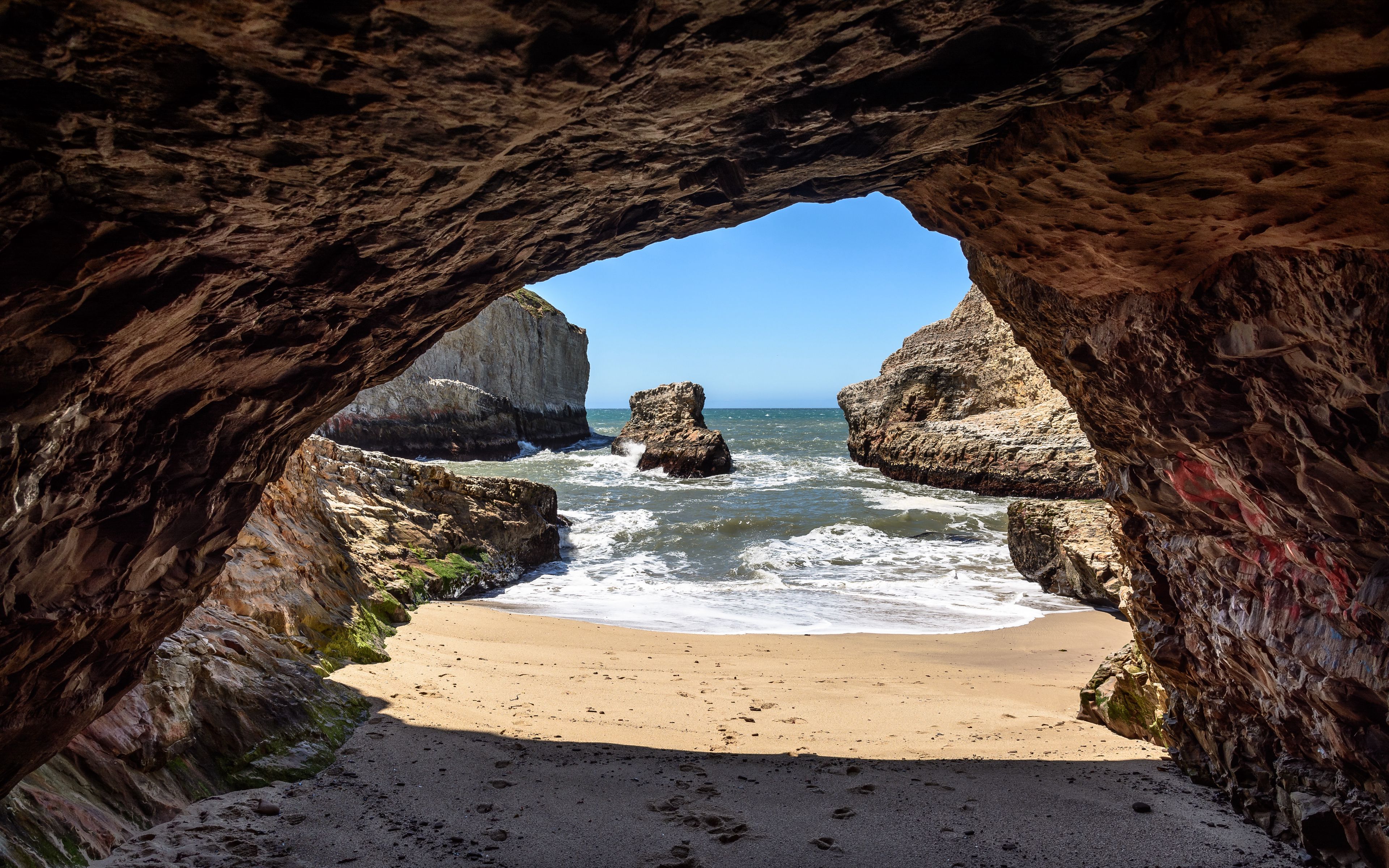Fondos de pantalla Playa a través de cueva
