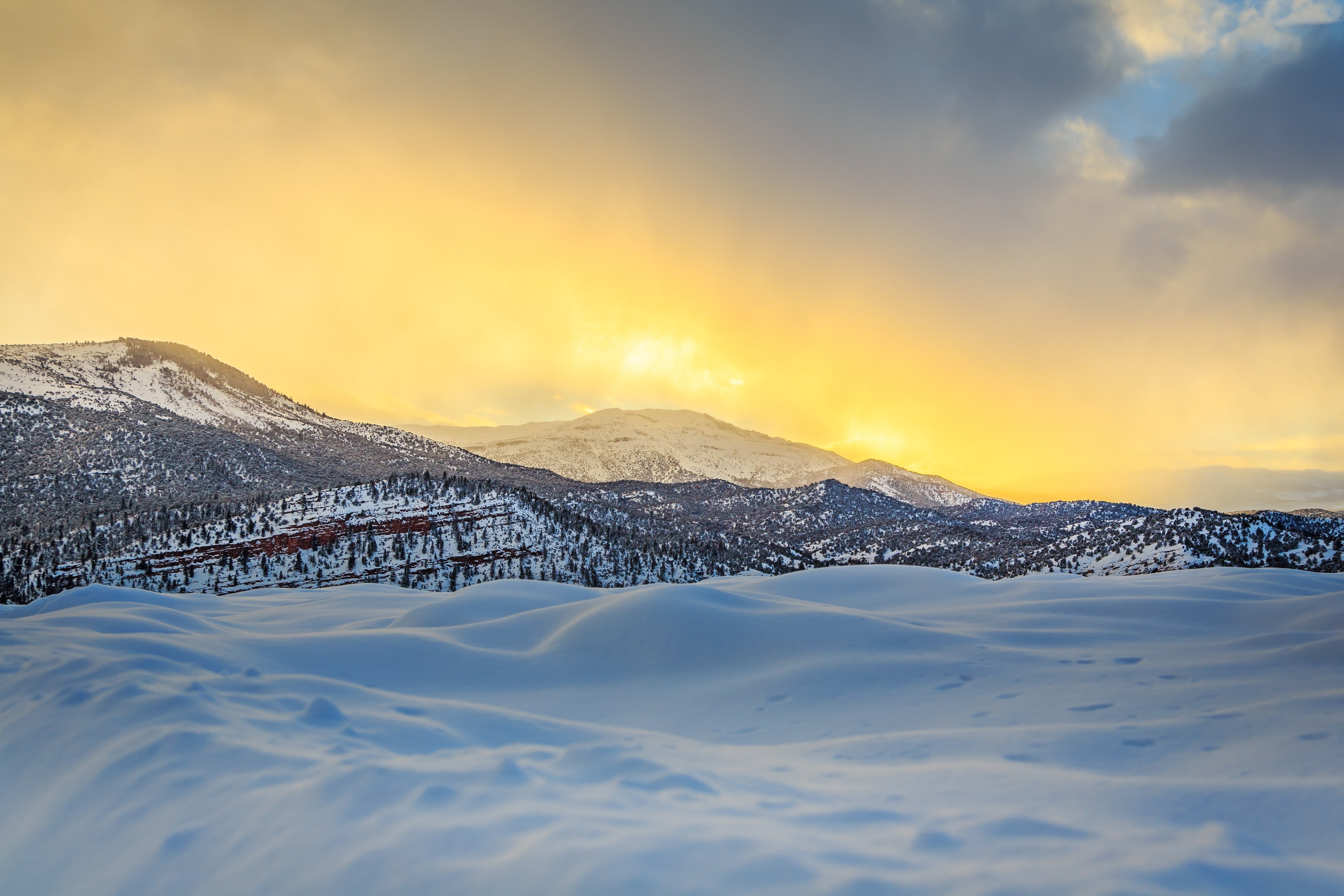 Fondos de pantalla Puesta de sol de invierno con montañas