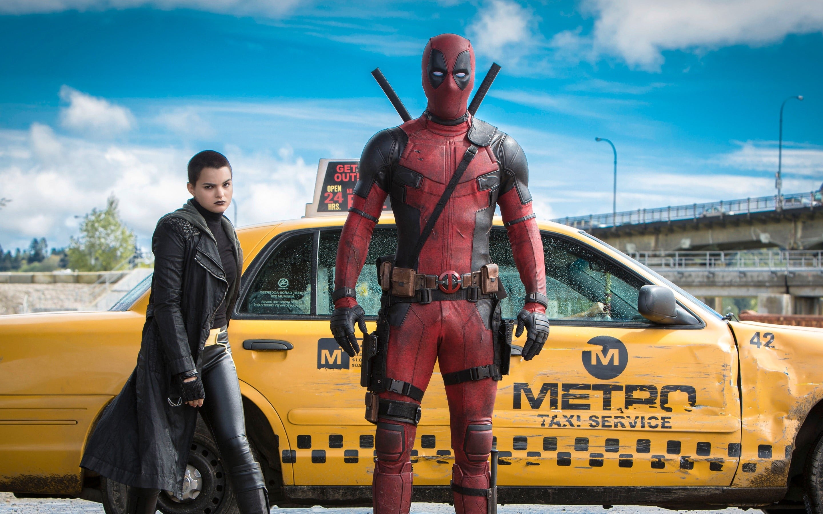 Fondos de pantalla Ryan Reynolds as Deadpool in front of a taxi
