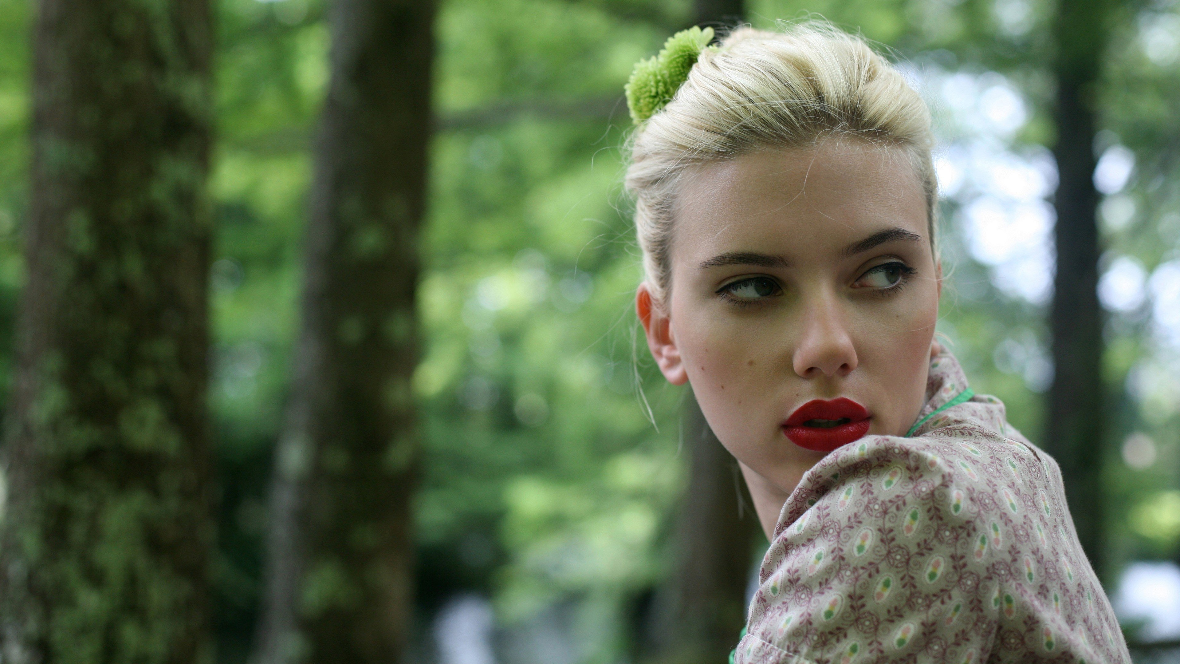 Fondos de pantalla Scarlett Johansson en el bosque