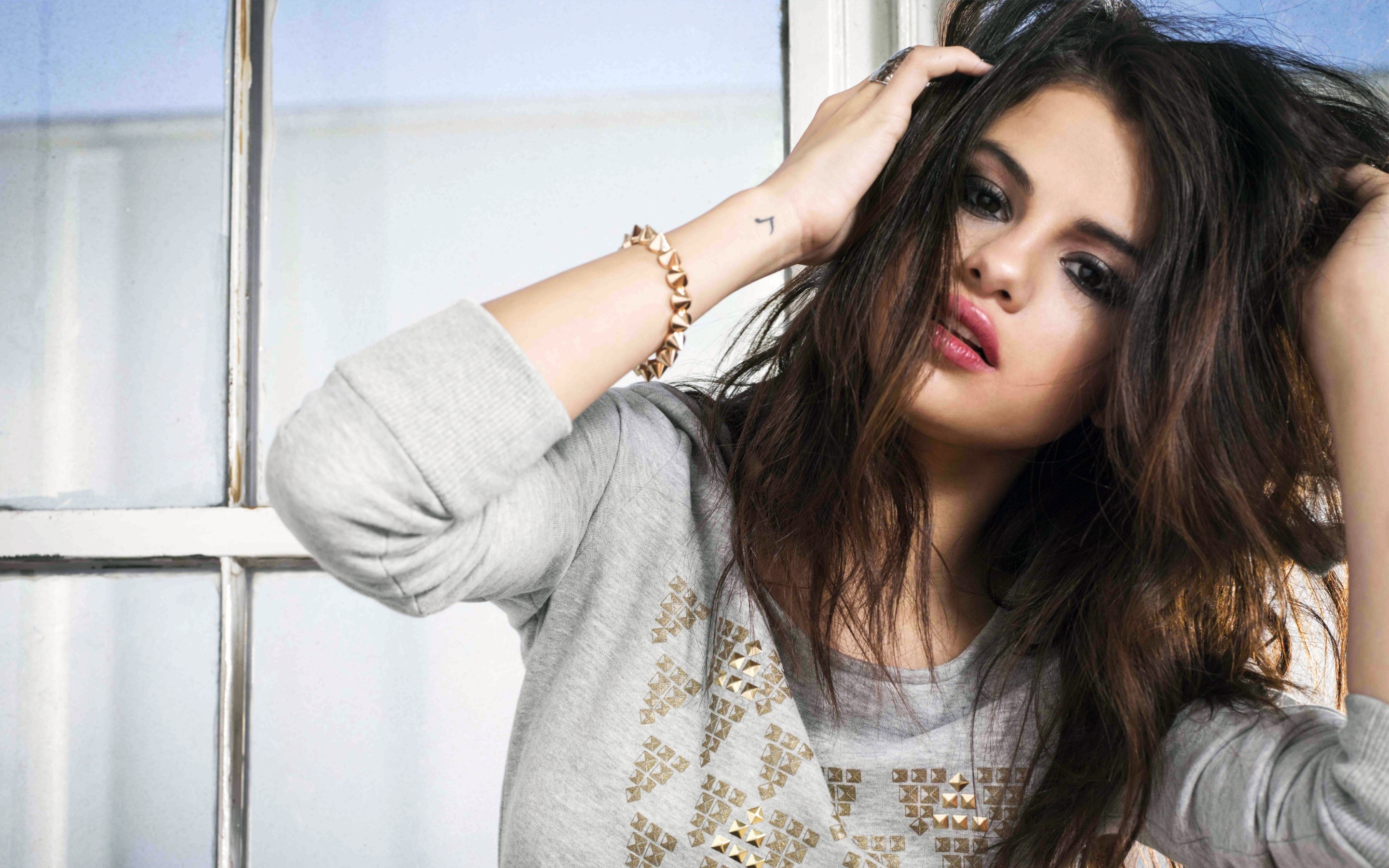 Fondos de pantalla Selena Gomez agarrandose el cabello