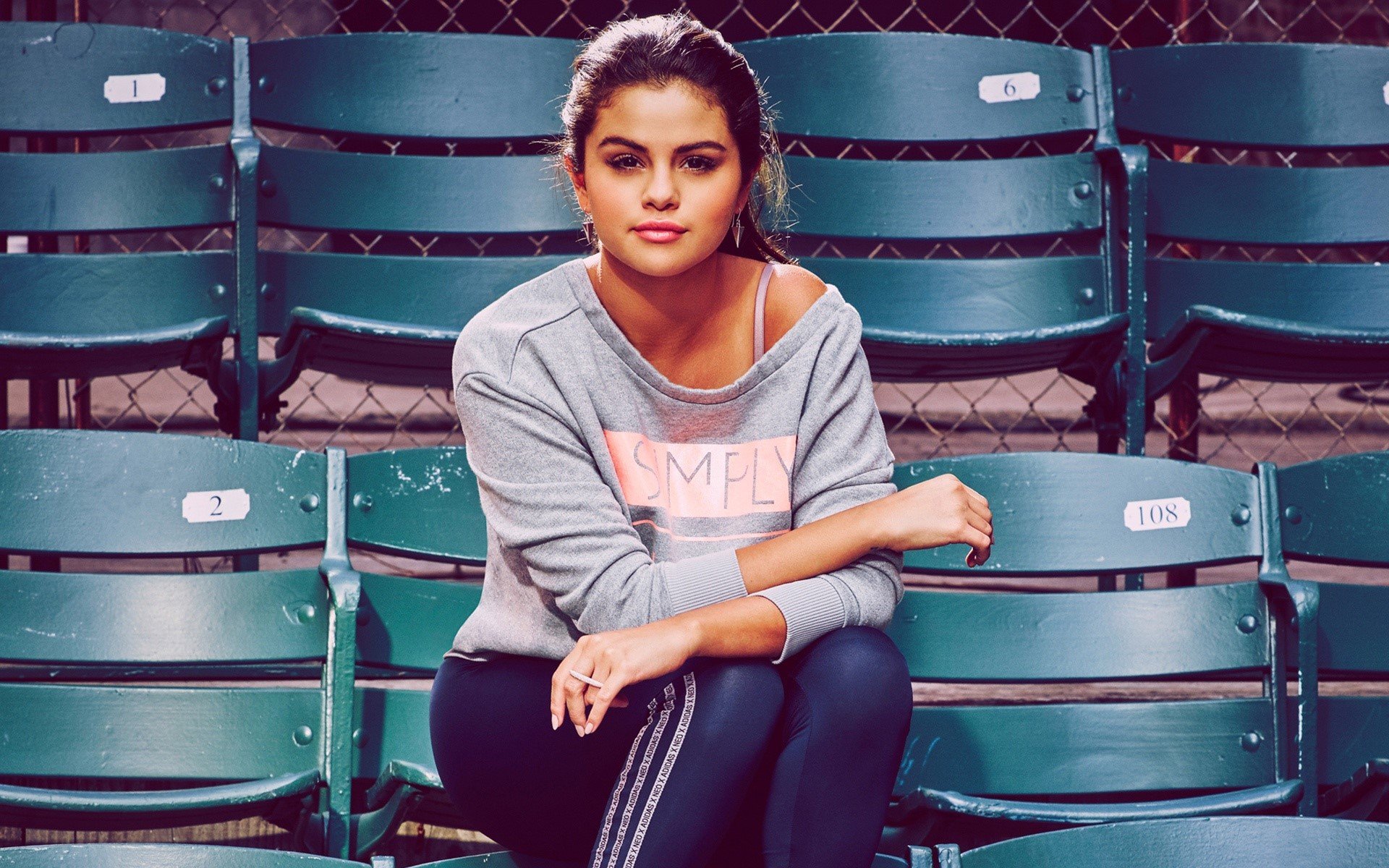 Fondos de pantalla Selena Gomez sentada en gradas