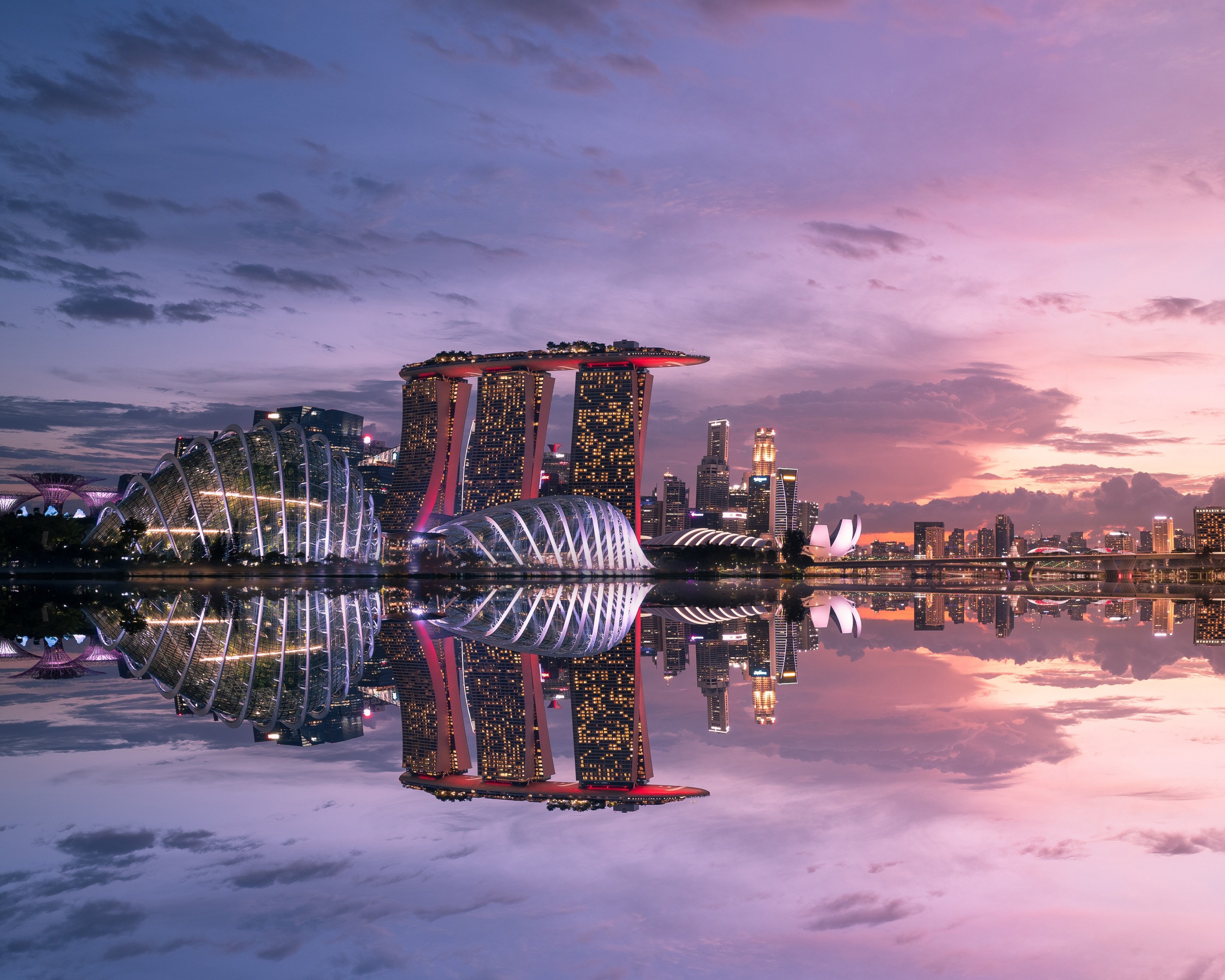 Fondos de pantalla Singapur reflejado en el agua al atardecer